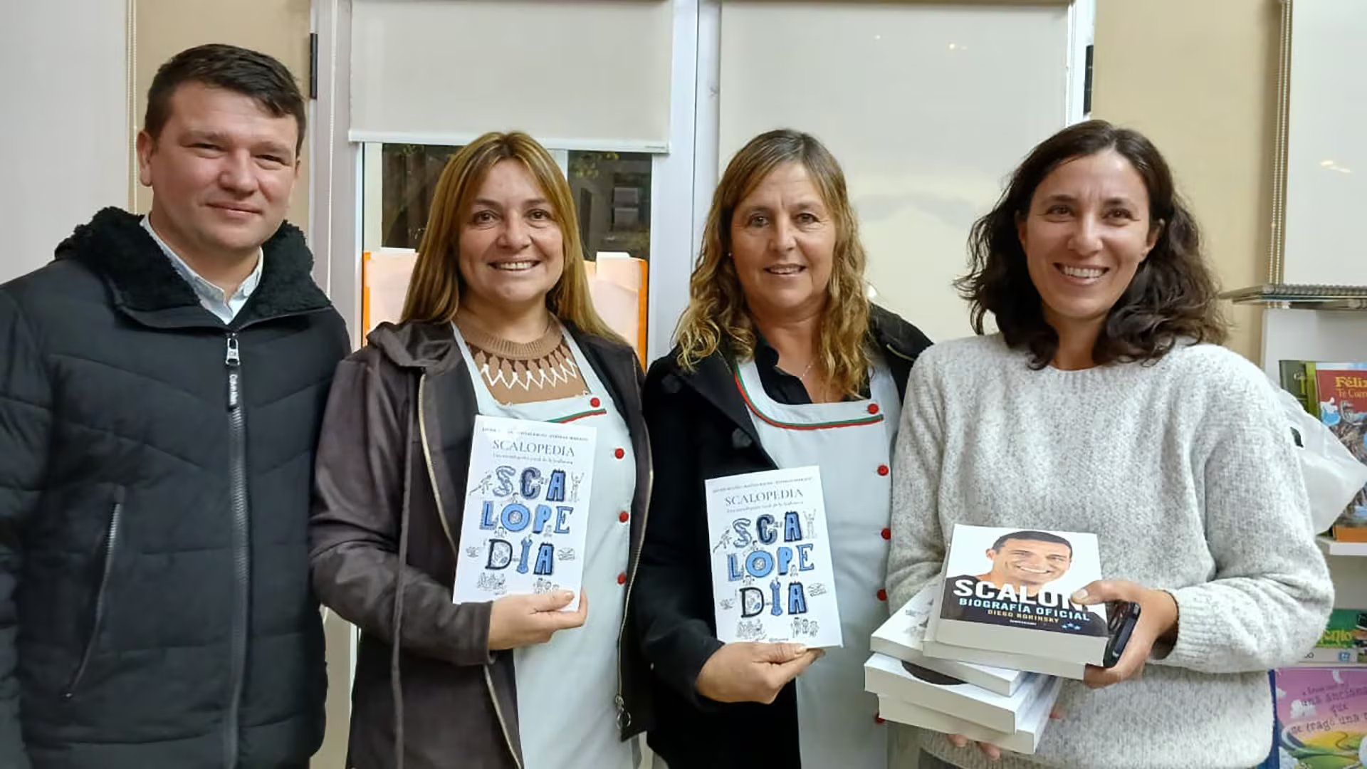 Marina, Rosalía, Silvana y el padre Juan con ejemplares de Scalopedia para la 29ª Feria del Libro de la Escuela Primaria Parroquial Nuestra Señora del Carmen.