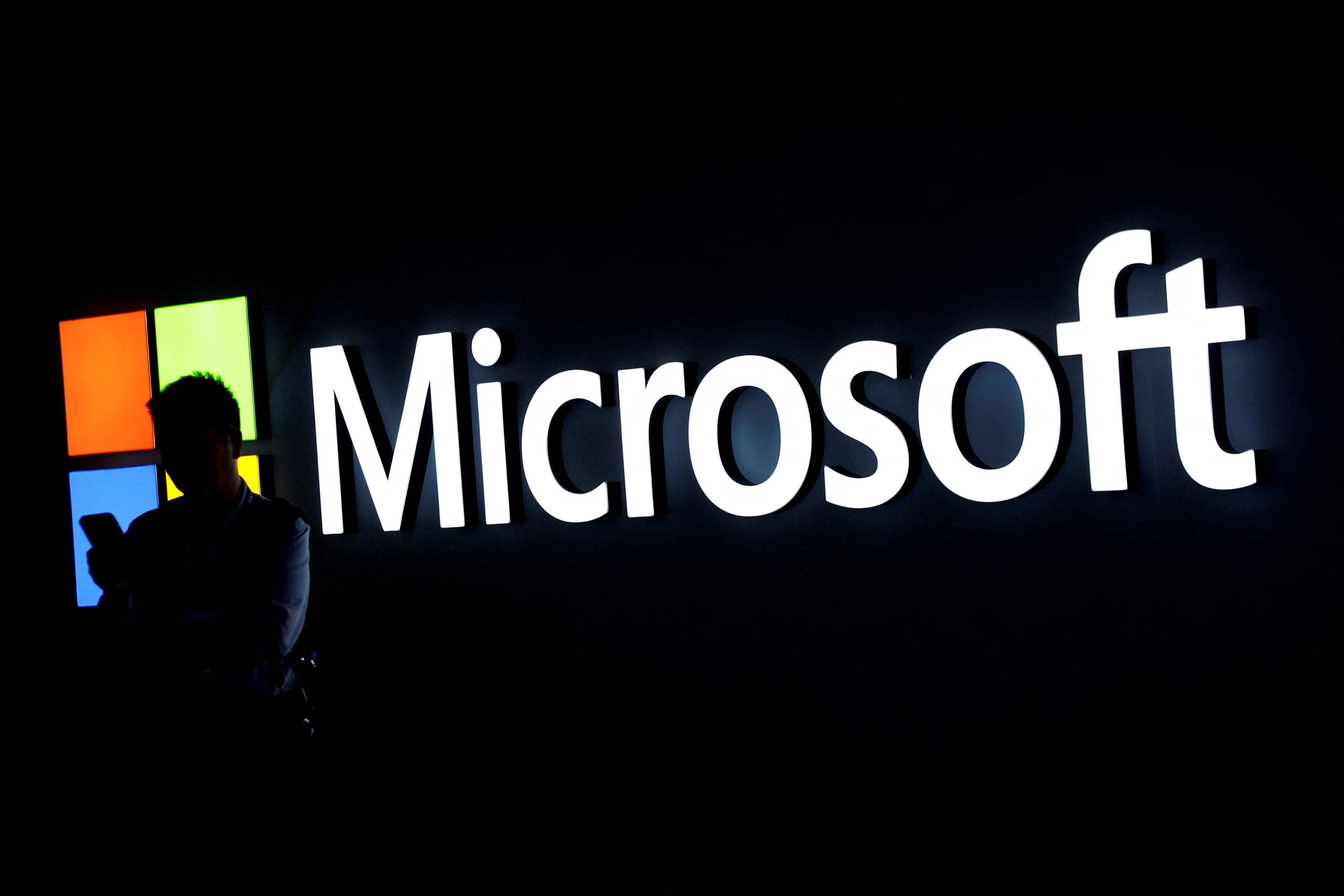 Trabajadores de Microsoft admiten que sienten incertidumbre ante el avance de la IA. REUTERS/Albert Gea/File Photo