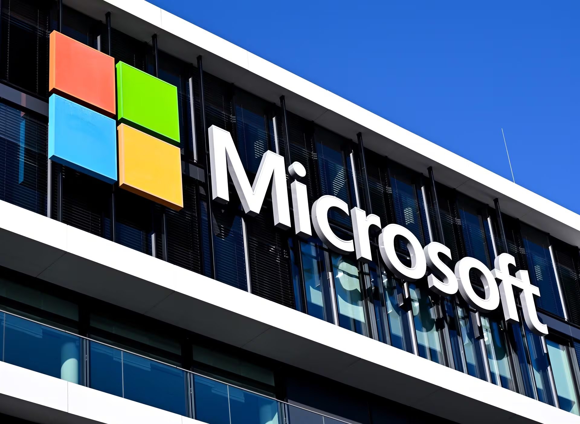 Microsoft promete mayor transparencia para sus trabajadores ante preocupación por sus puestos de trabajo.
