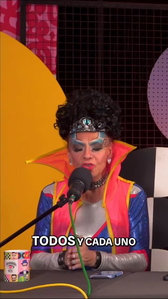 Daniel Vives, conocido por su personaje 'La Supermana', participa en el programa digital Farándula 021, donde ofrece su singular análisis de espectáculos y entretenimiento. (Instagram: La Supermana)