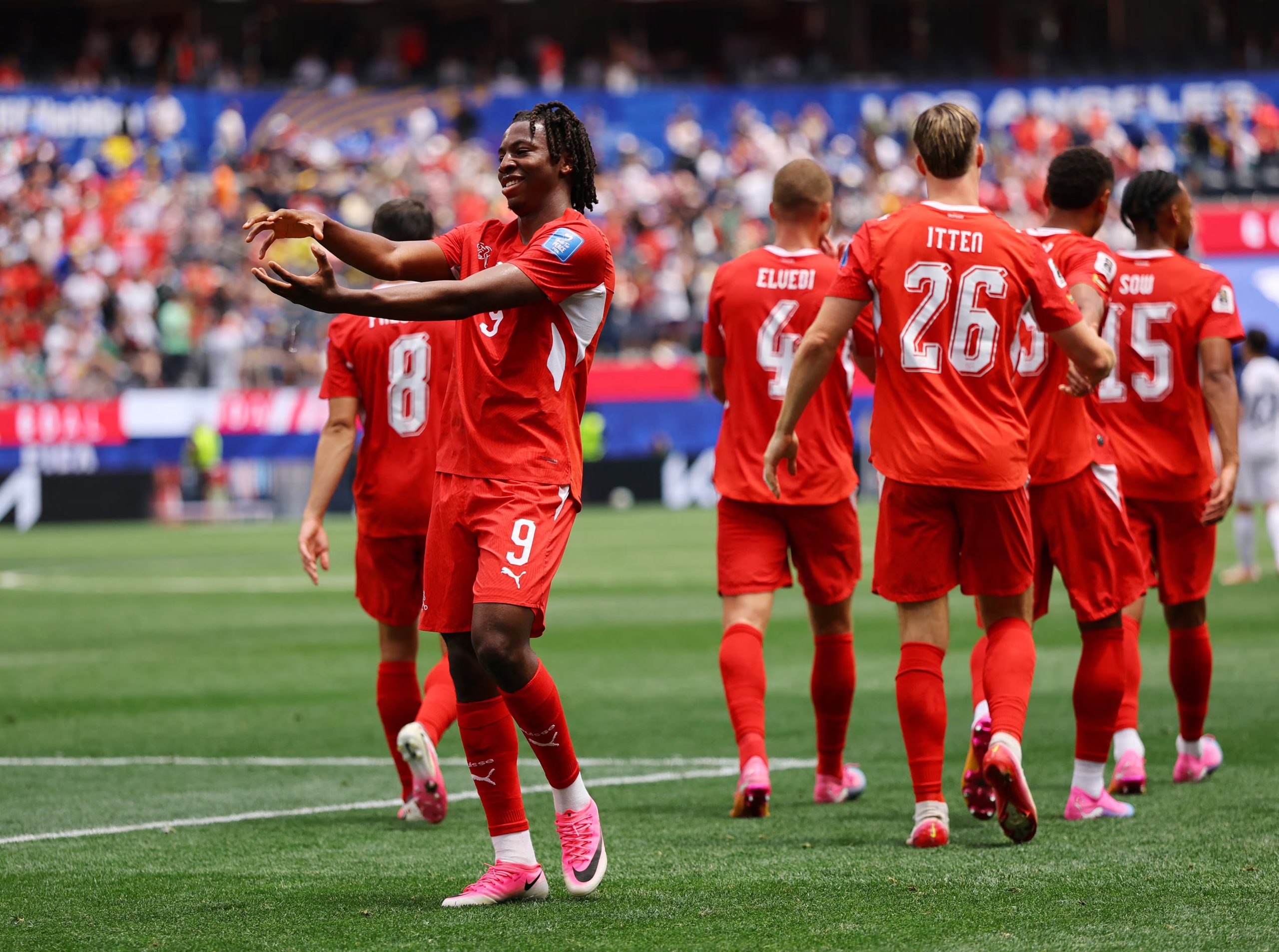 Manzambi celebrando el gol. (REUTERS/Daniel Cole)
