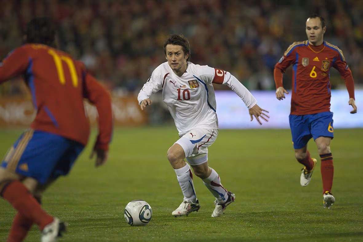 El gesto del capitán de República Checa reaviva la admiración por Rosický, apodado el “Pequeño Mozart” del futbol europeo. (X/ Czech Republic)