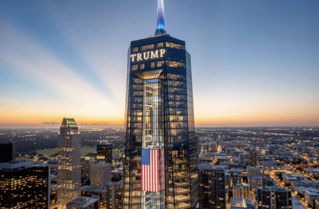 Una vista aérea de la propuesta Biblioteca Presidencial Donald J. Trump, un rascacielos imponente con la bandera estadounidense y el nombre 'TRUMP' iluminados en su fachada, revelada en Florida (X/Eric Trump)