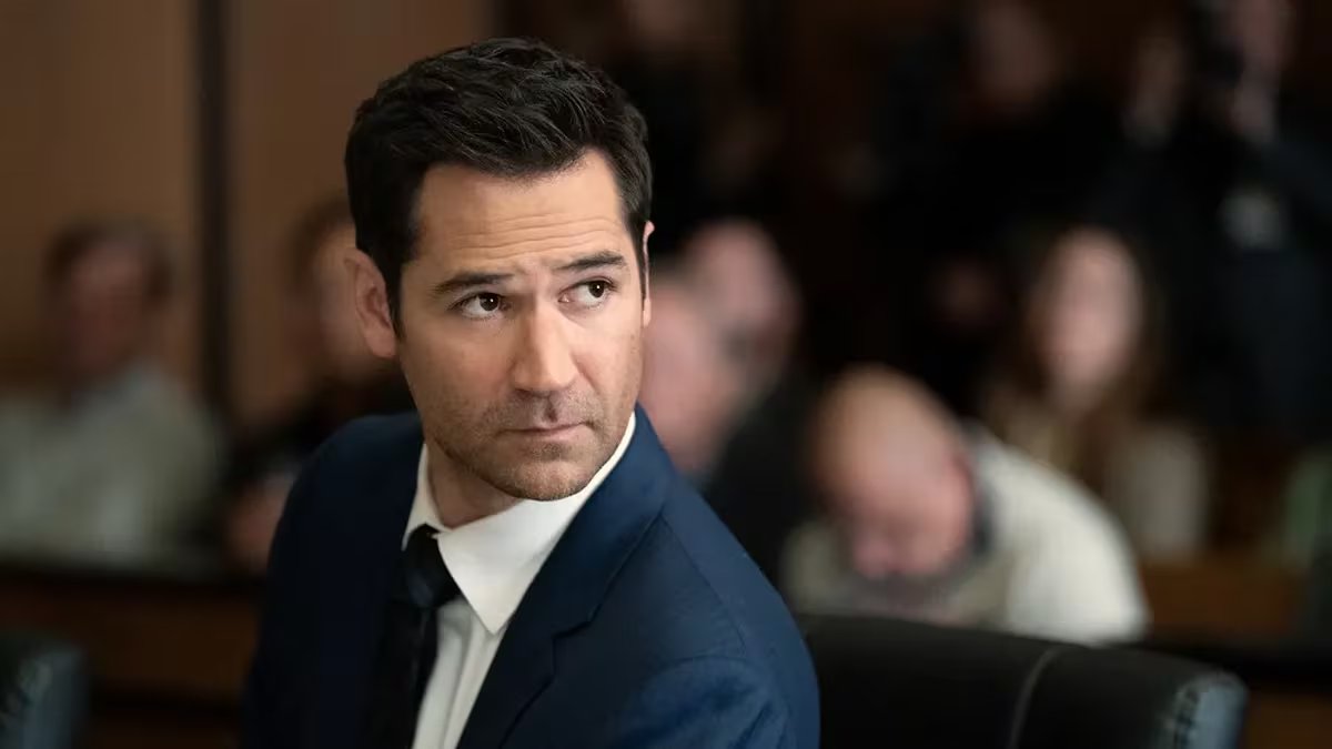 Manuel Garcia- Rulfo protagoniza 'El abogado de Lincoln' (Netflix)