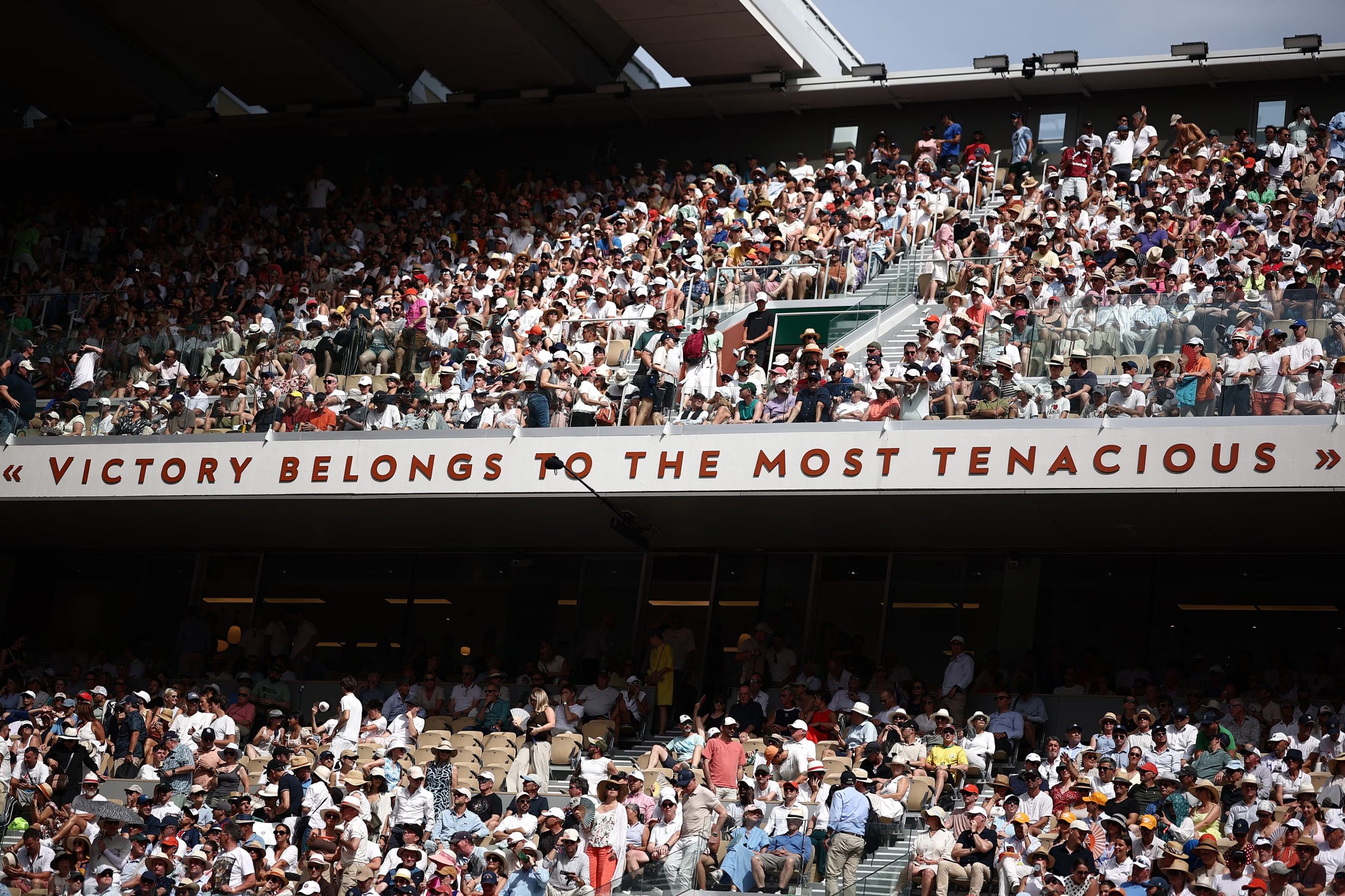 “La victoria pertenece a los más perseverantes”. La frase grabada en las paredes del estadio Philippe Chatrier (Fuente: Reuters)