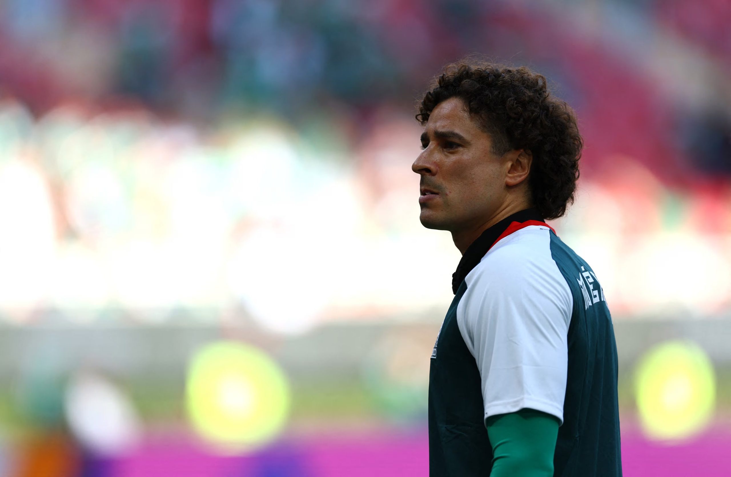 Guillermo Ochoa podría ser titular para recibir un pequeño homenaje por su sexto mundial. (REUTERS/Daniel Becerril)