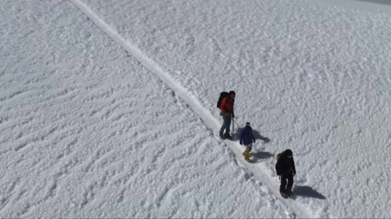 En los tramos más técnicos de la ruta al Chimborazo, los alpinistas transportaron a Pemba de forma manual por los límites de su autonomía. (X/@pabloberlangab)