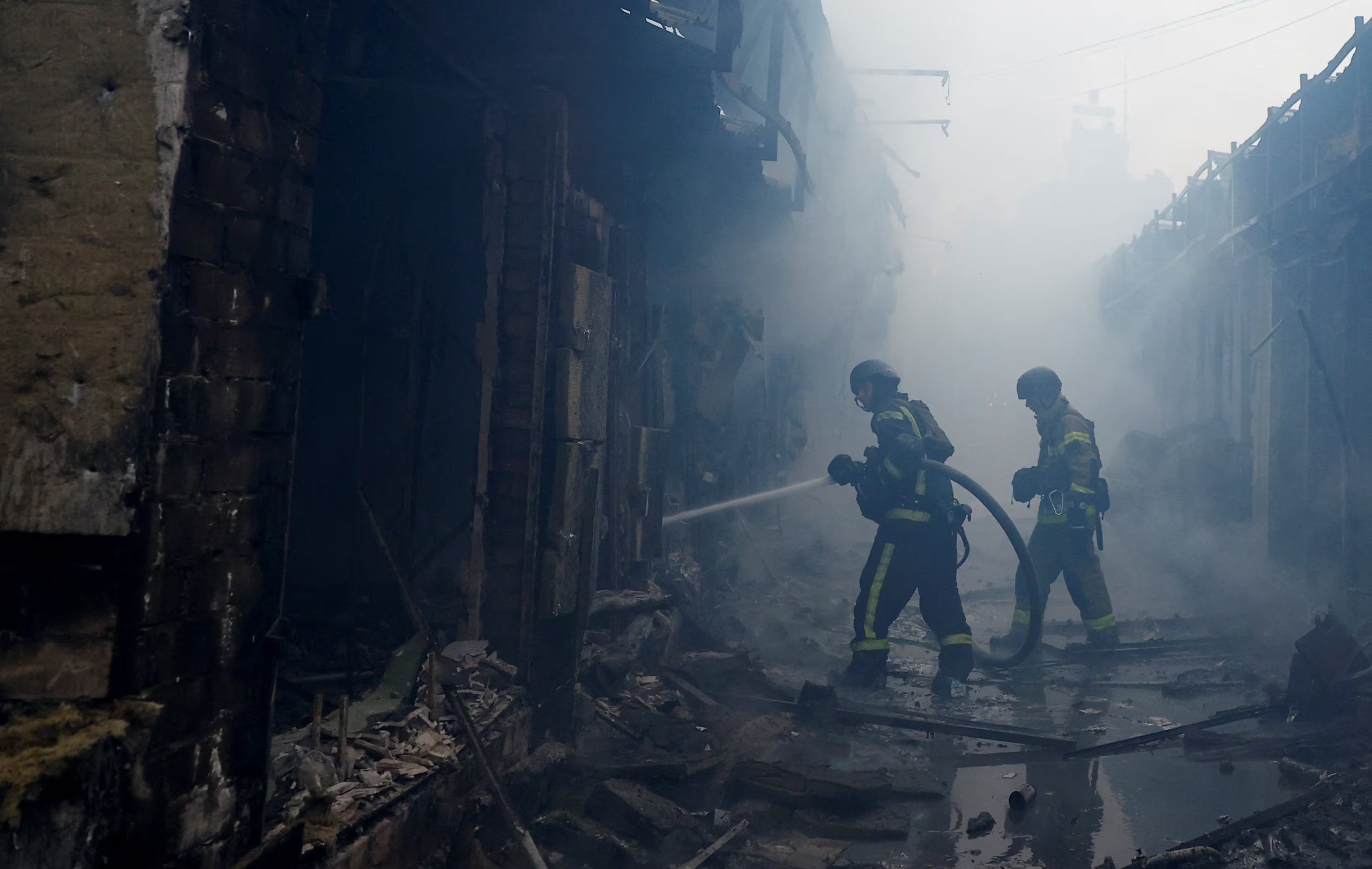 En otro sector de la capital, el distrito de Obolonskyi, un edificio residencial de nueve plantas recibió un impacto directo. Los daños se extendieron a varias zonas urbanas y movilizaron a los equipos de emergencia durante gran parte de la madrugada (REUTERS)