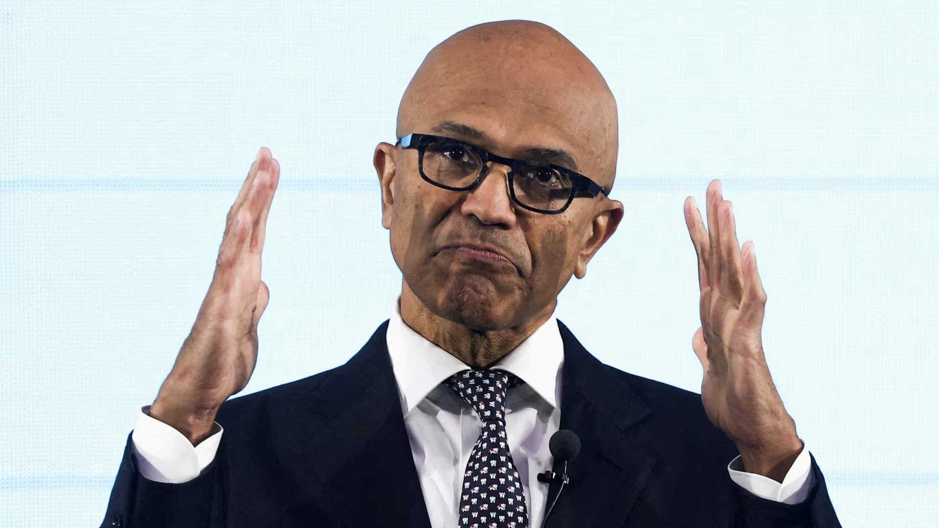 El CEO de Microsoft sostuvo que la oportunidad real no consistía en elegir el mejor modelo disponible, sino en construir sobre esos modelos un bucle de aprendizaje. 

(REUTERS/Chalinee Thirasupa)
