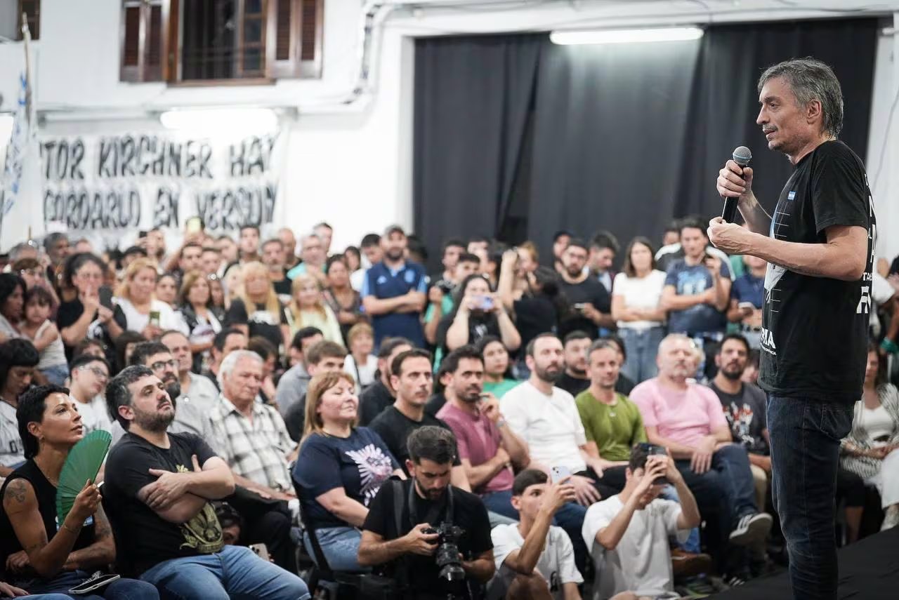 Máximo Kirchner en un acto del cristinismo. En primera fila escuchan Mayra Mendoza, Facundo Tignanelli, Julián Álvarez, Iván Villagrán y Damián Selci, entre otros 