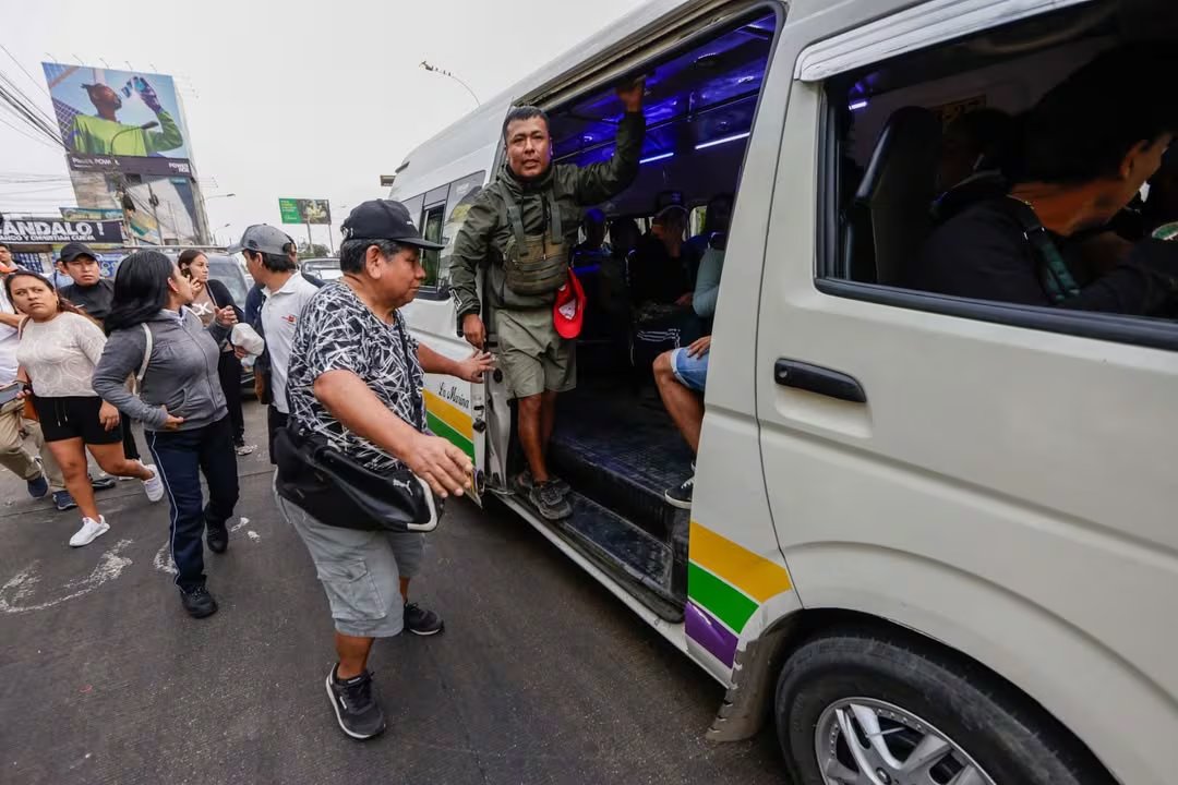 Luis Marcos, gerente de la Unión Nacional de Transportistas, afirmó que el subsidio cubre solo entre el 25% y 30% del costo adicional por el alza del diésel. (Andina)