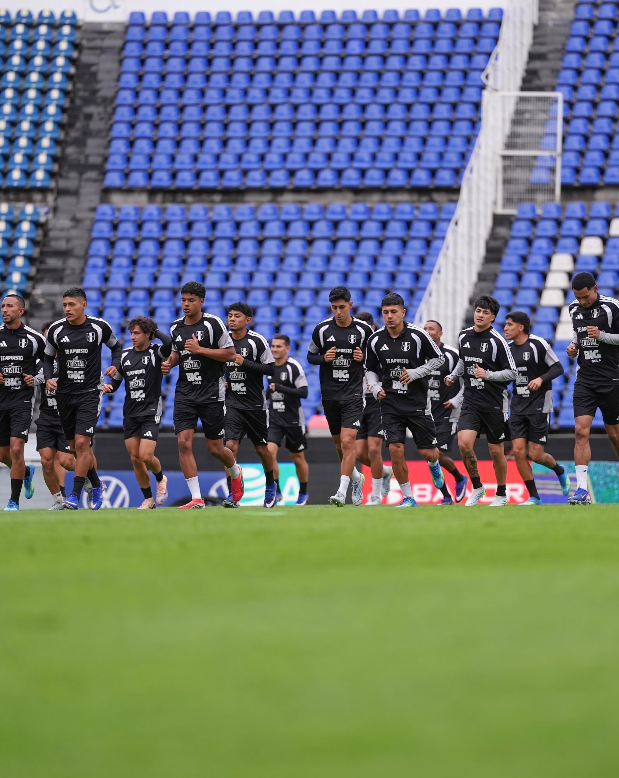 La selección peruana entrenó en el estadio Cuauhtémoc de Puebla previo al amistoso con España. - créditos: FPF