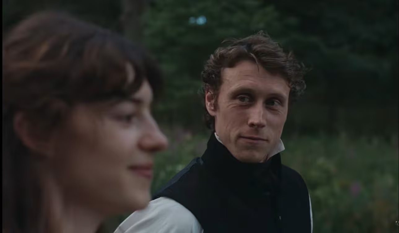 George MacKay también parte del elenco principal de “Sense and Sensibility”. (Captura de video)