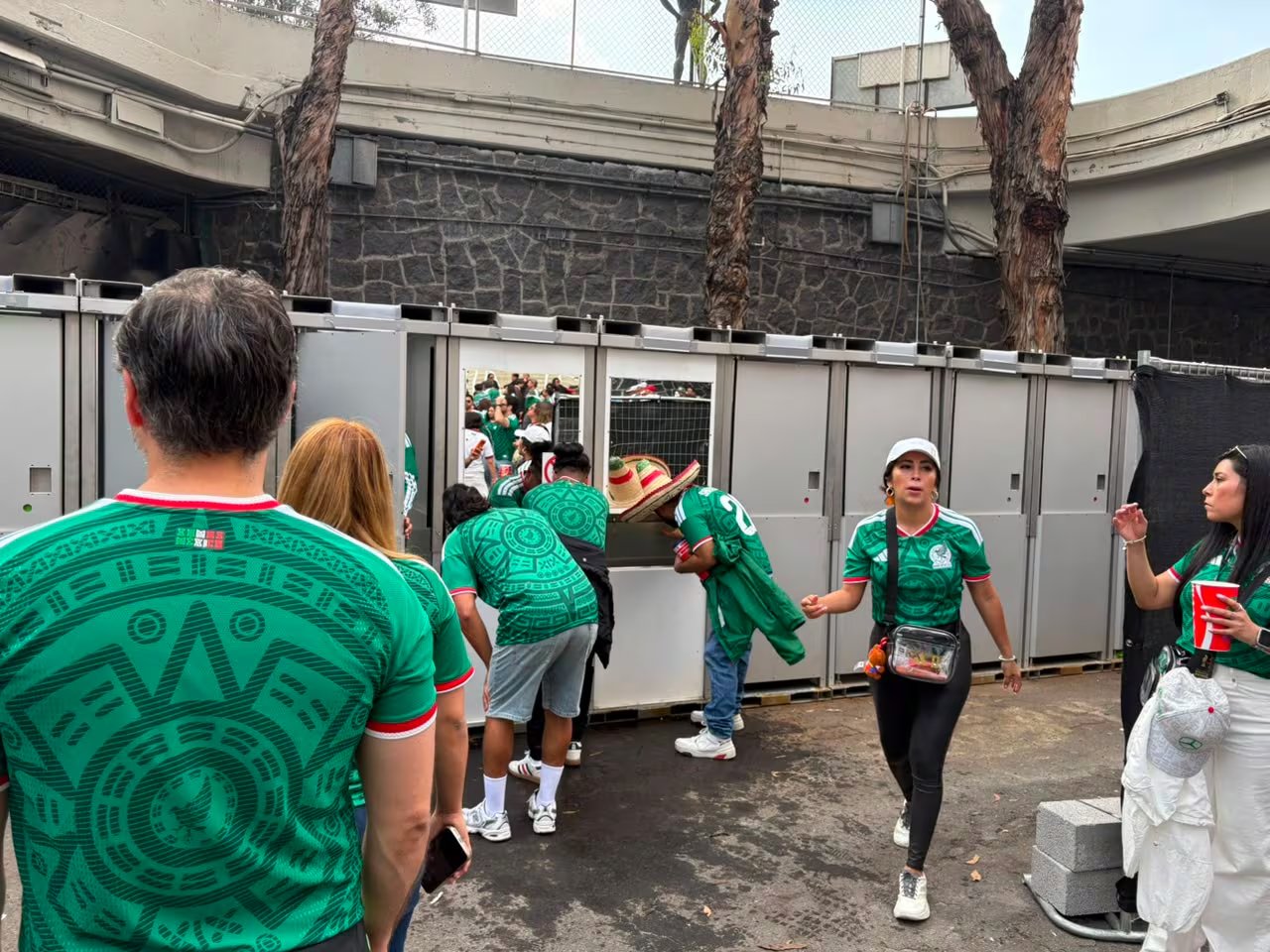 Hinchas se preparan para vivir la Copa Mundial de Fútbol 2026, la edición más extensa y costosa de la historia. (Luz Coello / Infobae México)