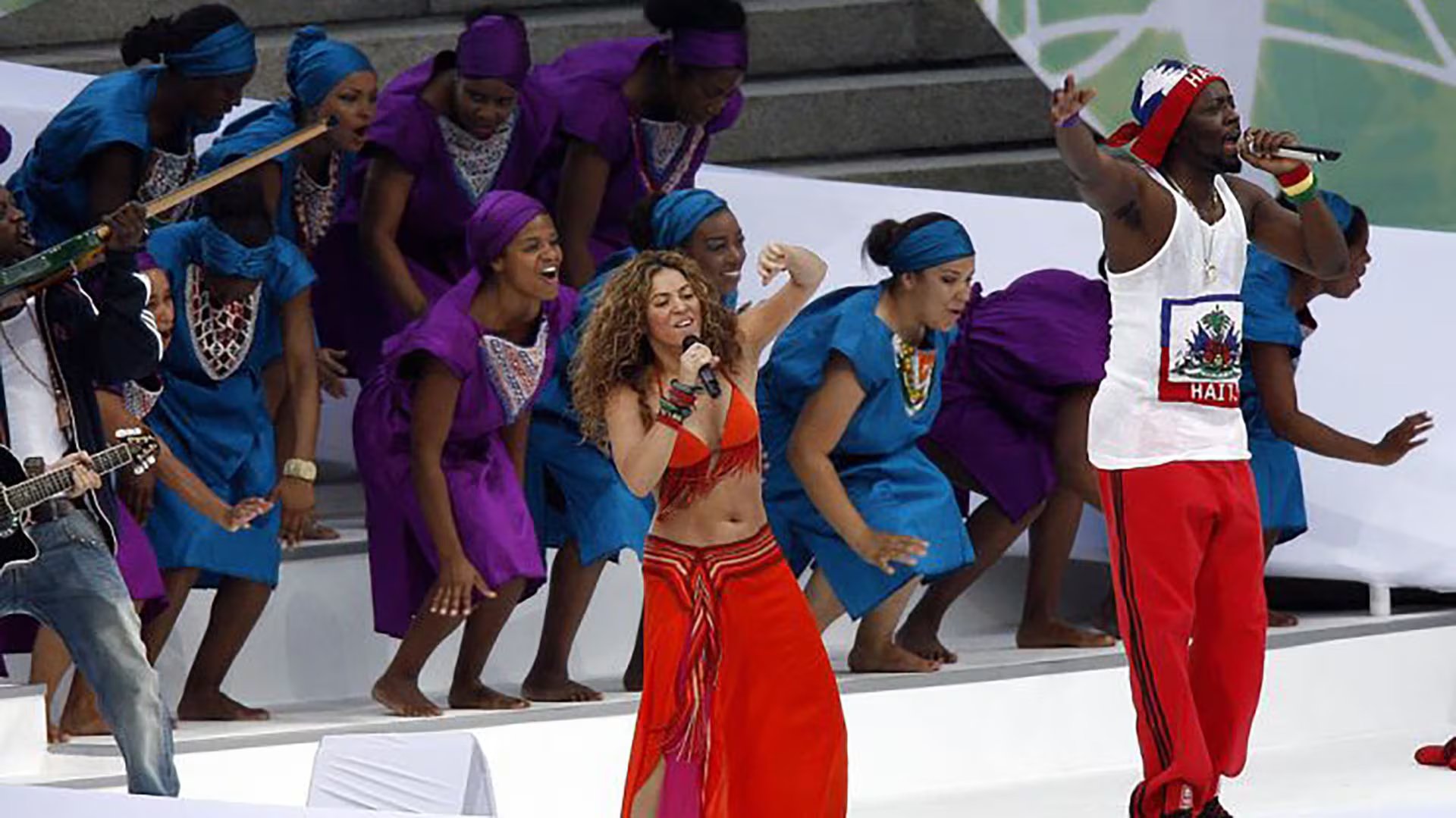 Shakira se presentó por primera vez en un mundial junto a Wyclef Jean en la clausura del Mundial de la FIFA Alemania 2006 - crédito AFP