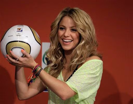  La colombiana tuvo en sus manos el balón oficial de la Copa Mundial de la FIFA 2010 - crédito AP/Themba Hadebe