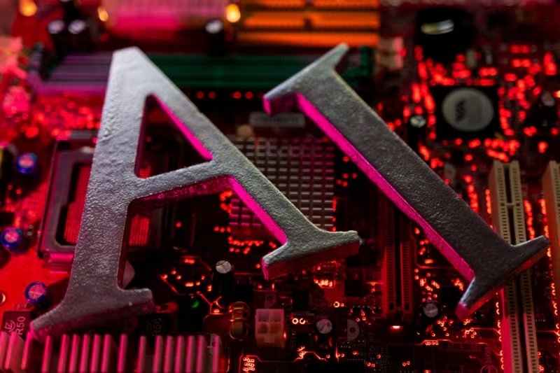 Equipos con menos de 16 GB de RAM experimentan dificultades con IA, mientras que los 16 GB se consolidan como el nuevo estándar recomendado. (REUTERS/Dado Ruvic/Ilustración/Foto de archivo)