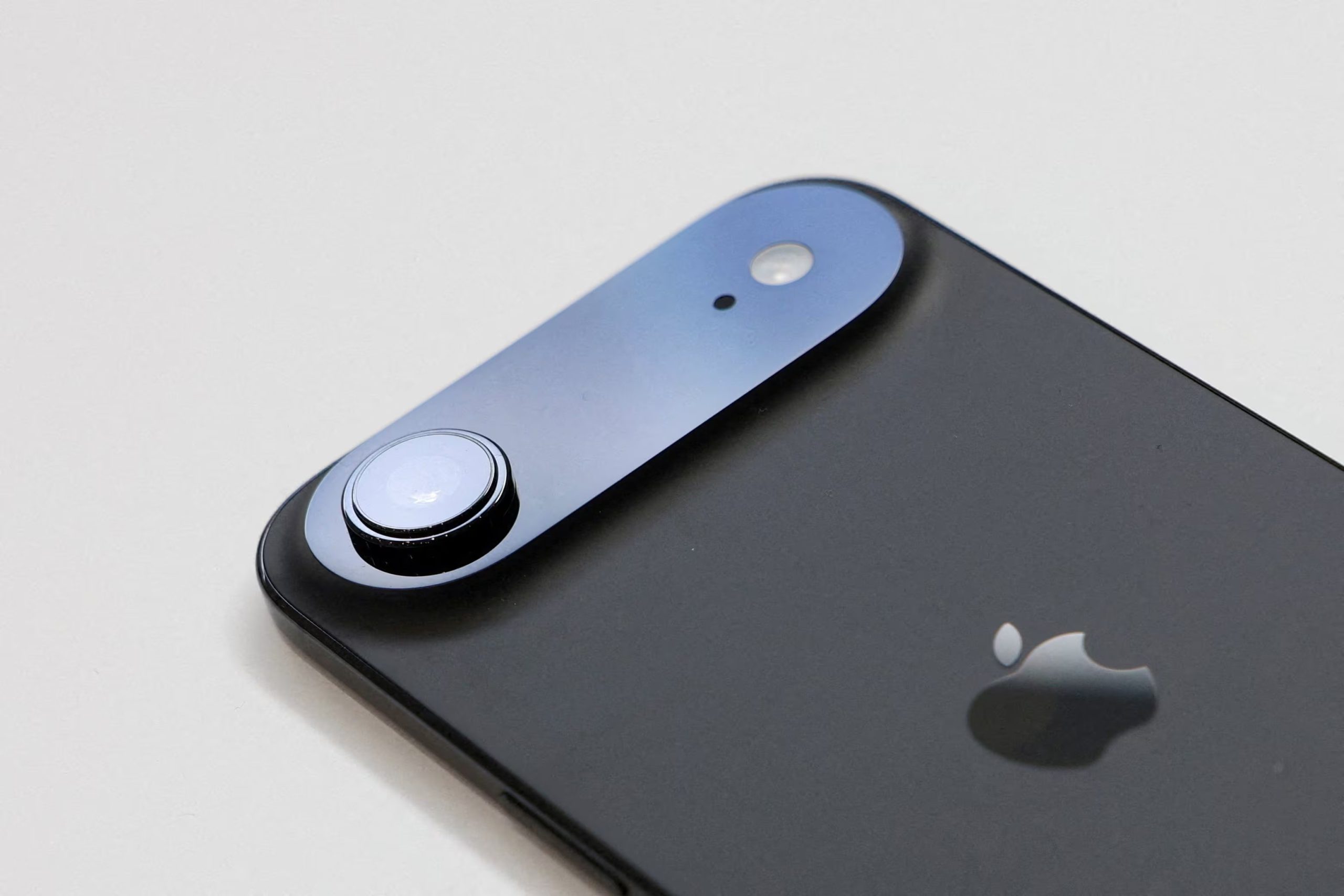 El iPhone Air se destaca principalmente por su diseño ultradelgado y ligero.
REUTERS/Manuel Orbegozo