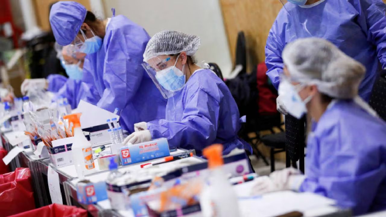 La presión de selección débil permite la coexistencia de múltiples variantes virales sin que una se vuelva dominante 
 (Reuters)