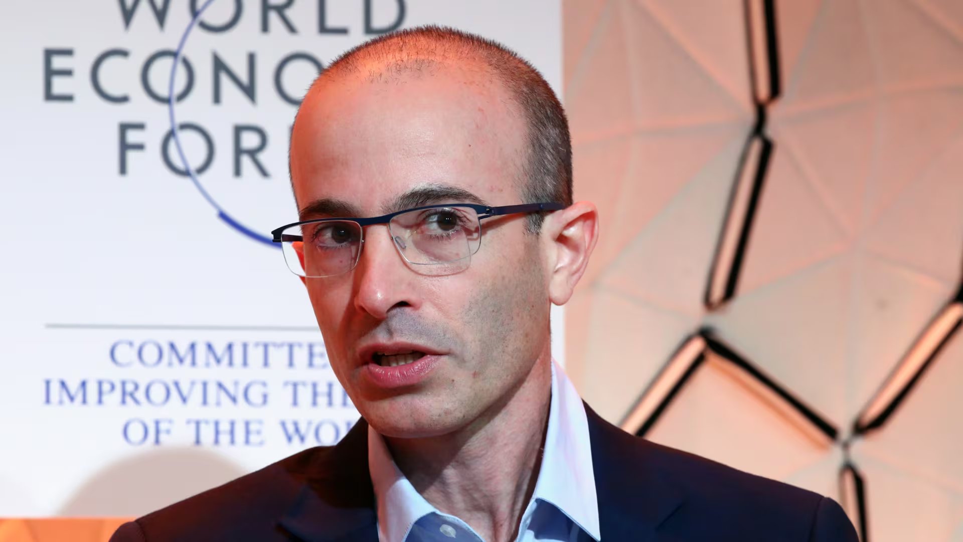 No es la primera vez que el historiador Yuval Noah Harari se pronuncia sobre el impacto de la IA. (Reuters)