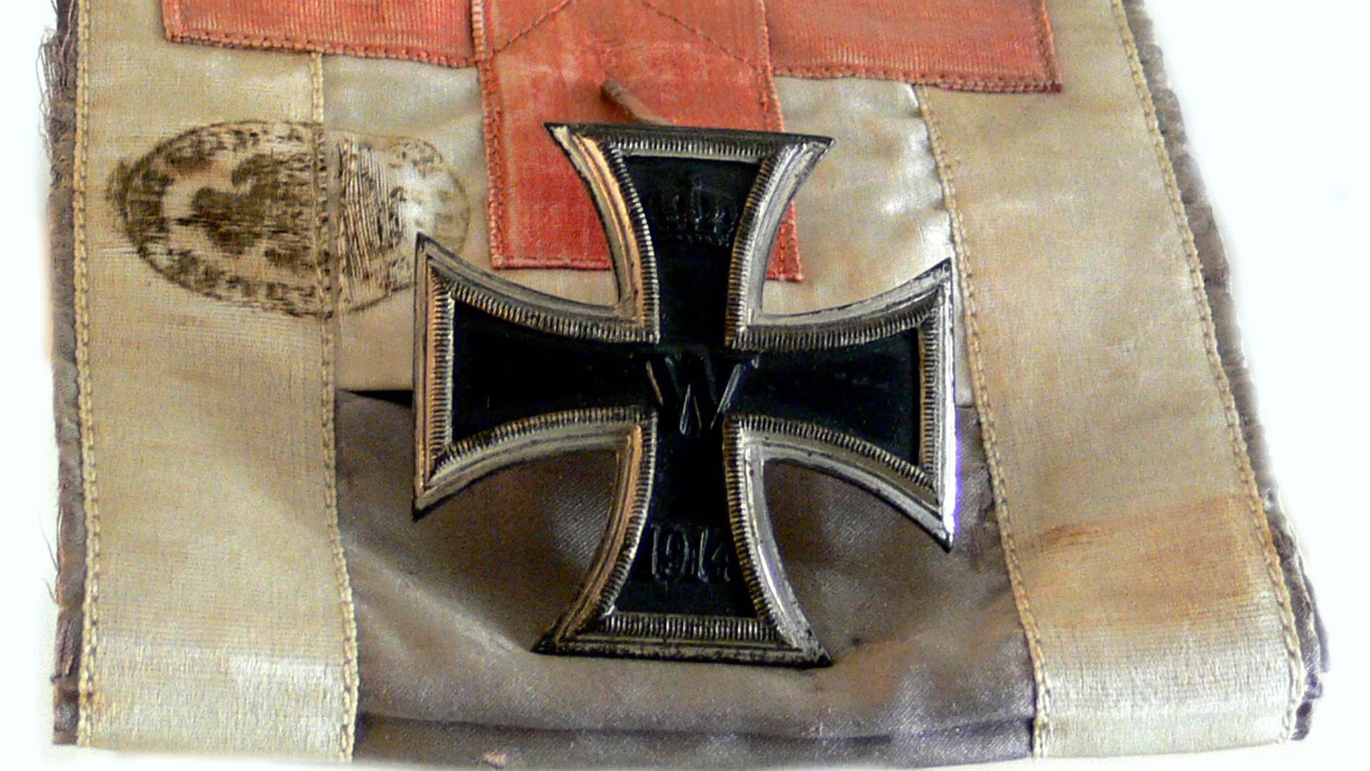 La Cruz de Hierro de Rupert Mayer exhibida en el Bürgersaalkirche, una histórica iglesia barroca ubicada en el centro de Múnich, Alemania