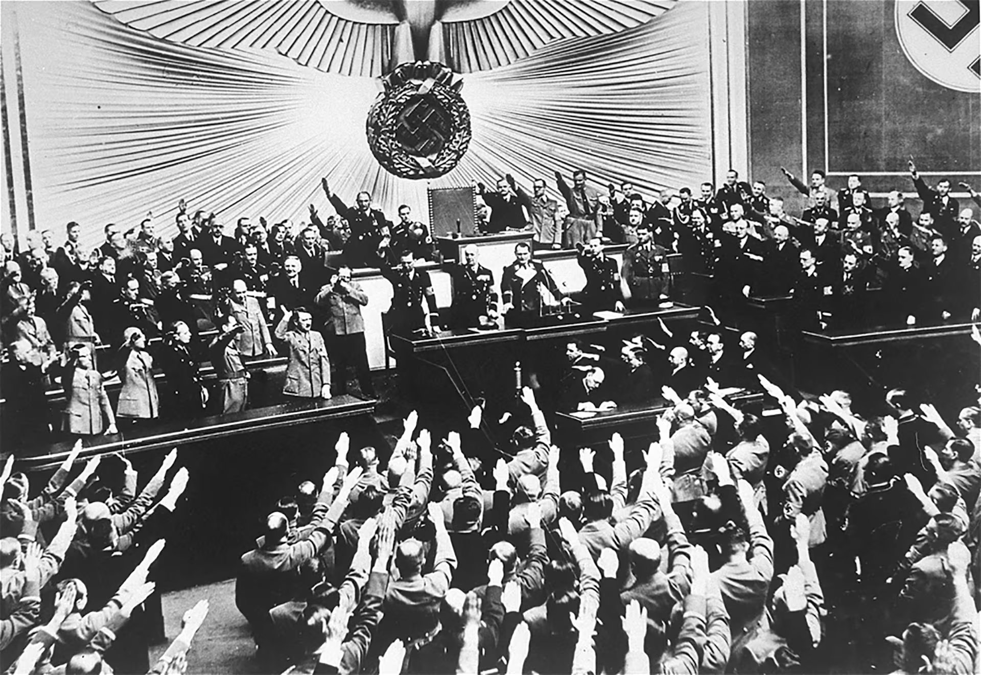 Desde su histórico púlpito de la Iglesia de San Miguel, en Múnich, el sacerdote Rupert Mayer se alzaba contra el totalitarismo de Adolf Hitler cuando el nacionalsocialismo ya estaba consolidado. Rompía así la inercia de sumisión de la mayoría de la Iglesia, asumiendo los riesgos morales y físicos que conllevaba contradecir al Tercer Reich