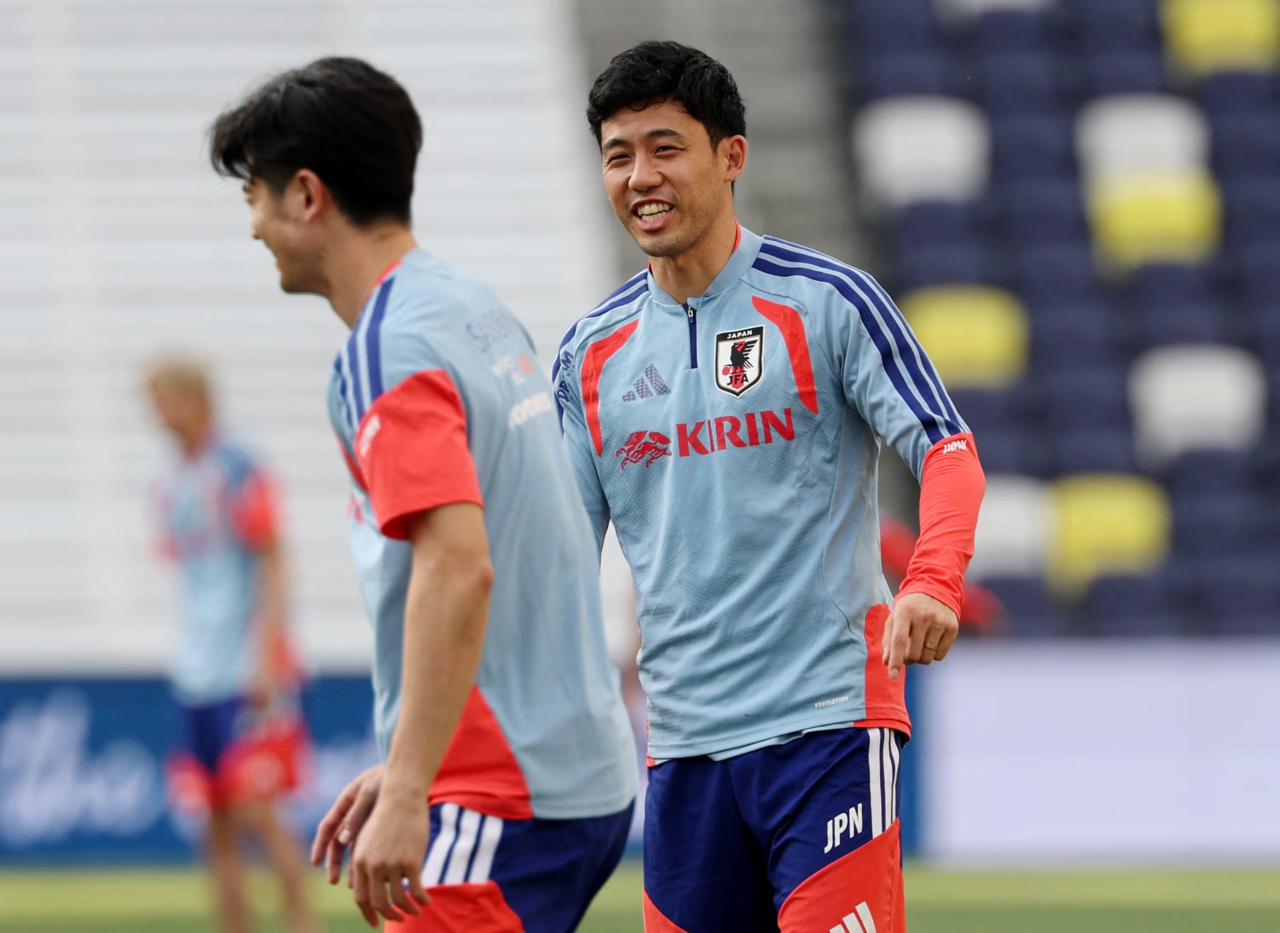Wataru Endo en uno de sus entrenamientos previos al Mundial. El mediocampista de Japón fue desafectado del Mundial por una lesión (Reuters/Alan Poizner)