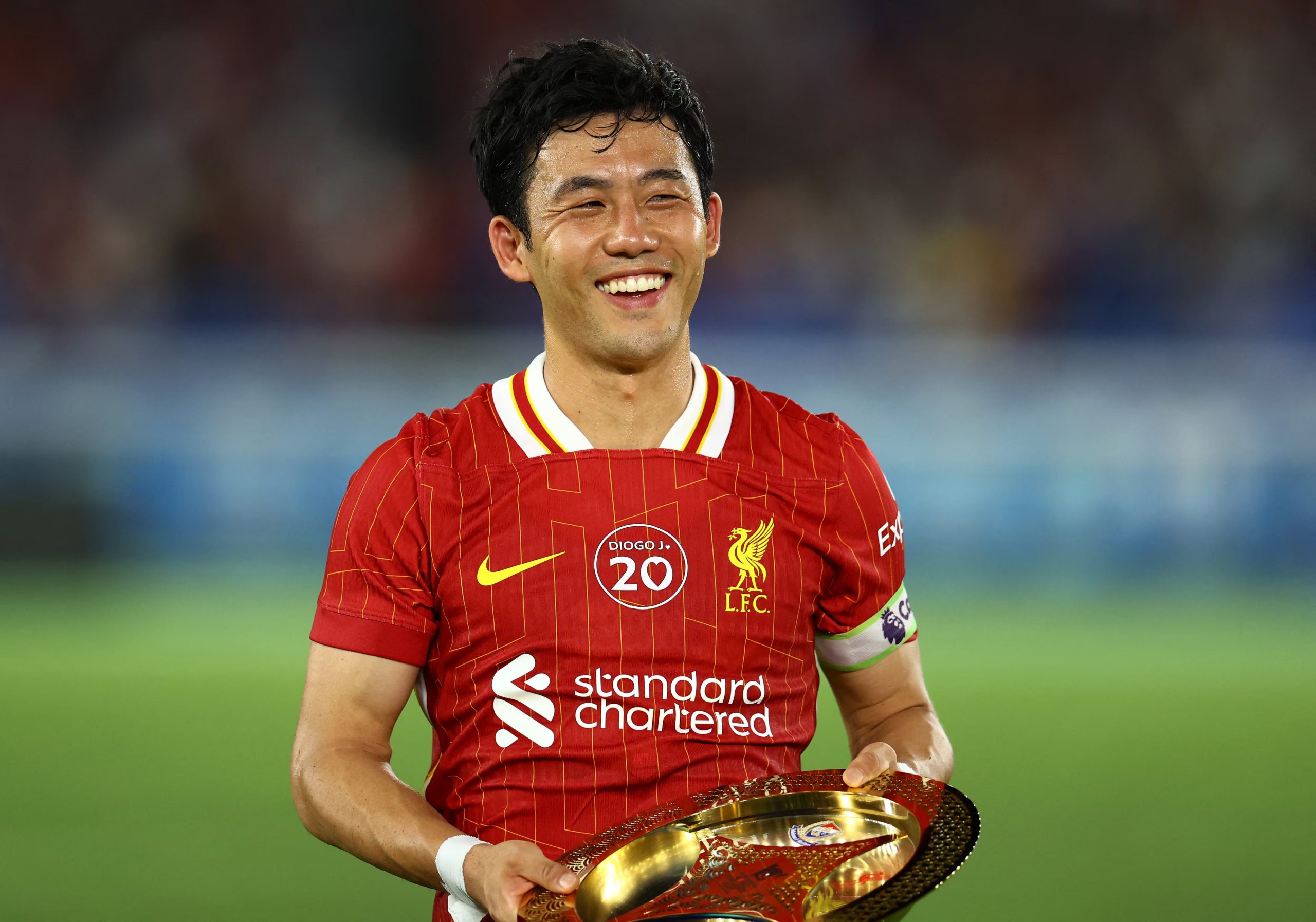Wataru Endo recibe un premio en la Premier League jugando para Liverpool (REUTERS/Issei Kato)