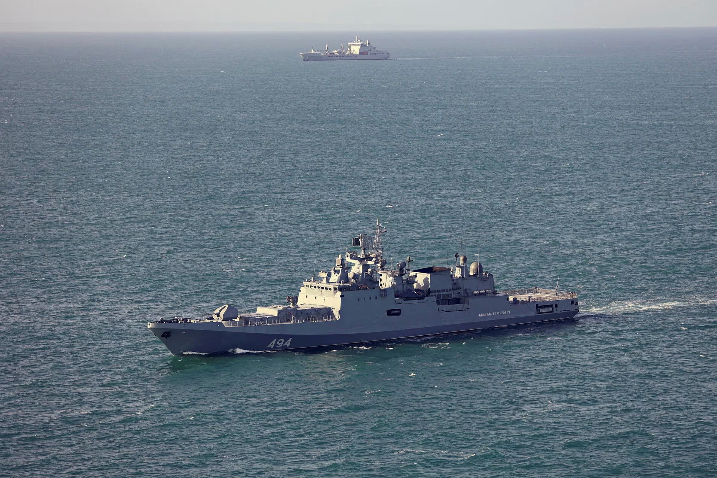 El buque RFA Tideforce de la Armada Real británica vigila a la fragata rusa Almirante Grigorovich, en una imagen del 4 de junio de 2026 (Ministerio de Defensa del Reino Unido/Royal Navy via REUTERS) 