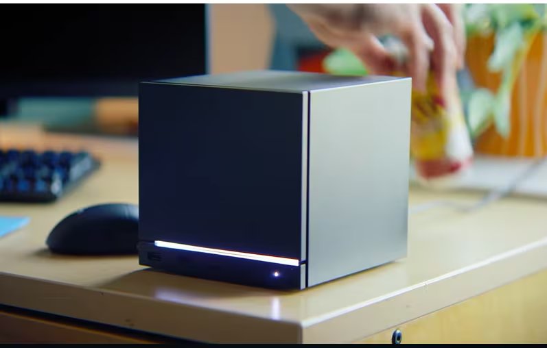 La propuesta apunta a 60 cuadros por segundo con tecnología de mejora de imagen, suma soporte de frecuencia variable y control HDMI‑CEC, y busca ofrecer rendimiento de PC en un chasis pequeño pensado para living y escritorio - (Valve)