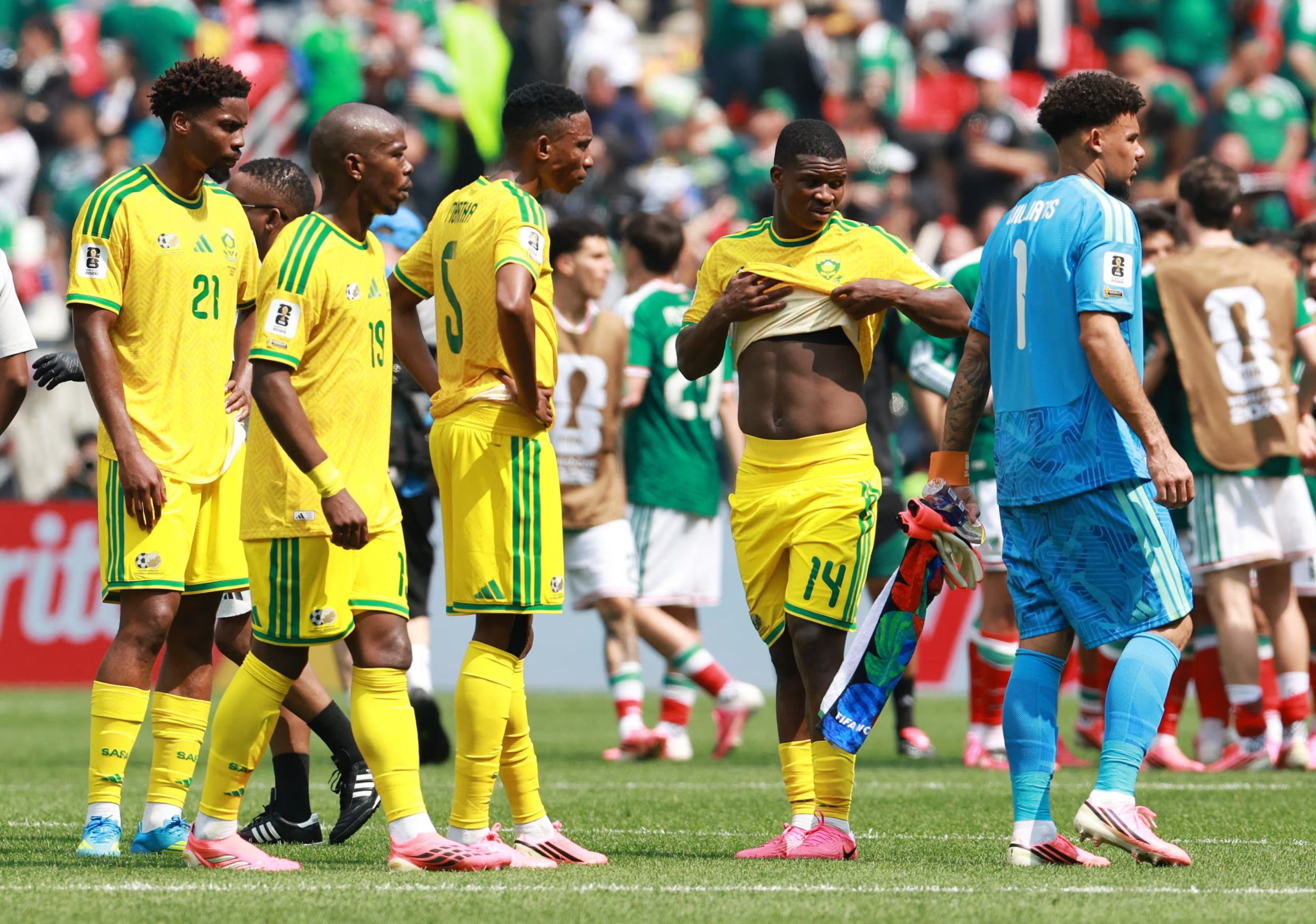 La Selección de Sudáfrica buscará sobreponerse tras la derrota y las dos expulsiones sufridas ante México en el Estadio Azteca. REUTERS/Henry Romero