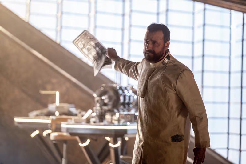 El reparto de Supergirl incluyó a Matthias Schoenaerts como antagonista principal, Eve Ridley como Ruthye Marie Knoll y Jason Momoa como Lobo. (Warner Bros.)