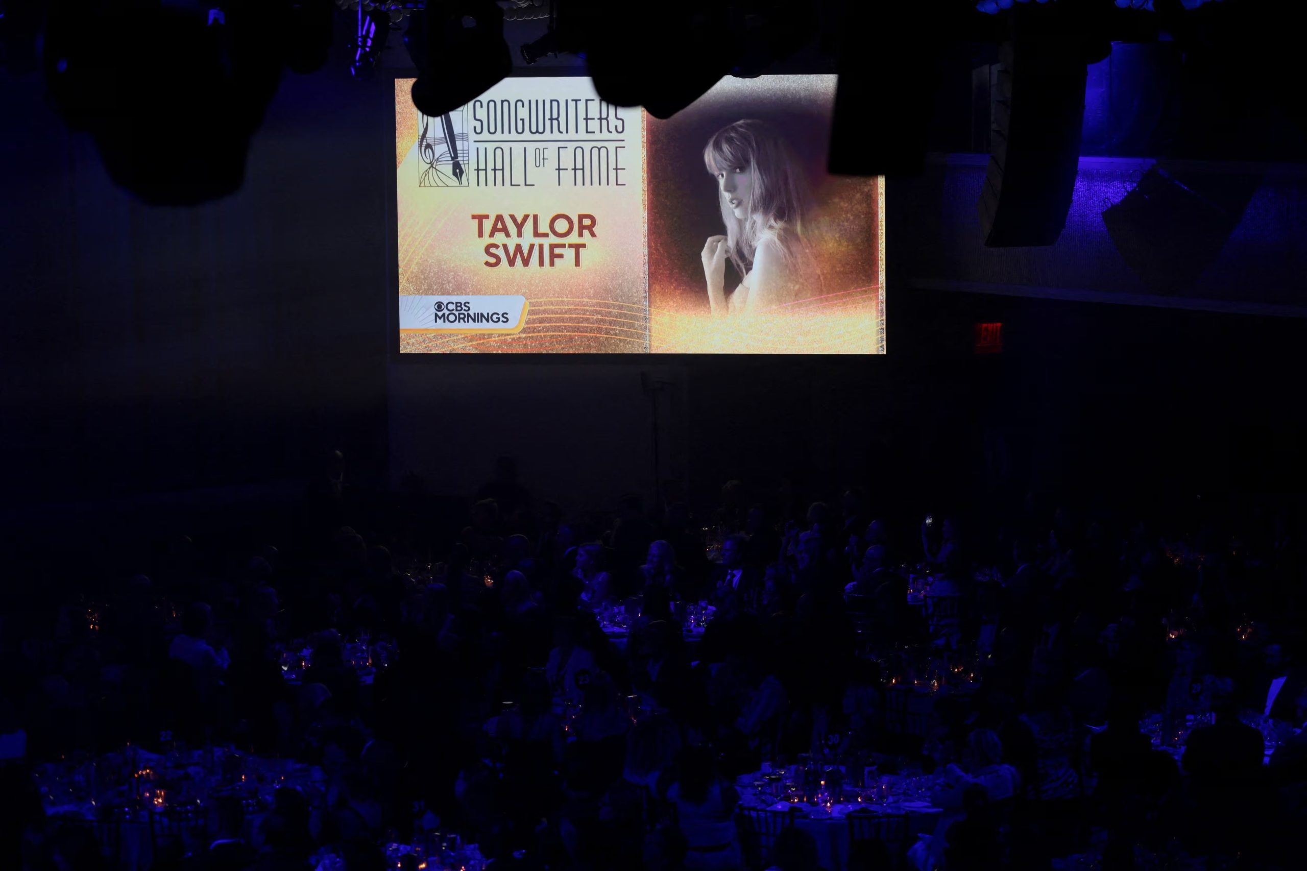 Steven Spielberg presentó a Taylor Swift en la ceremonia del Salón de la Fama de los Compositores y destacó el poder de las canciones sobre el público 
