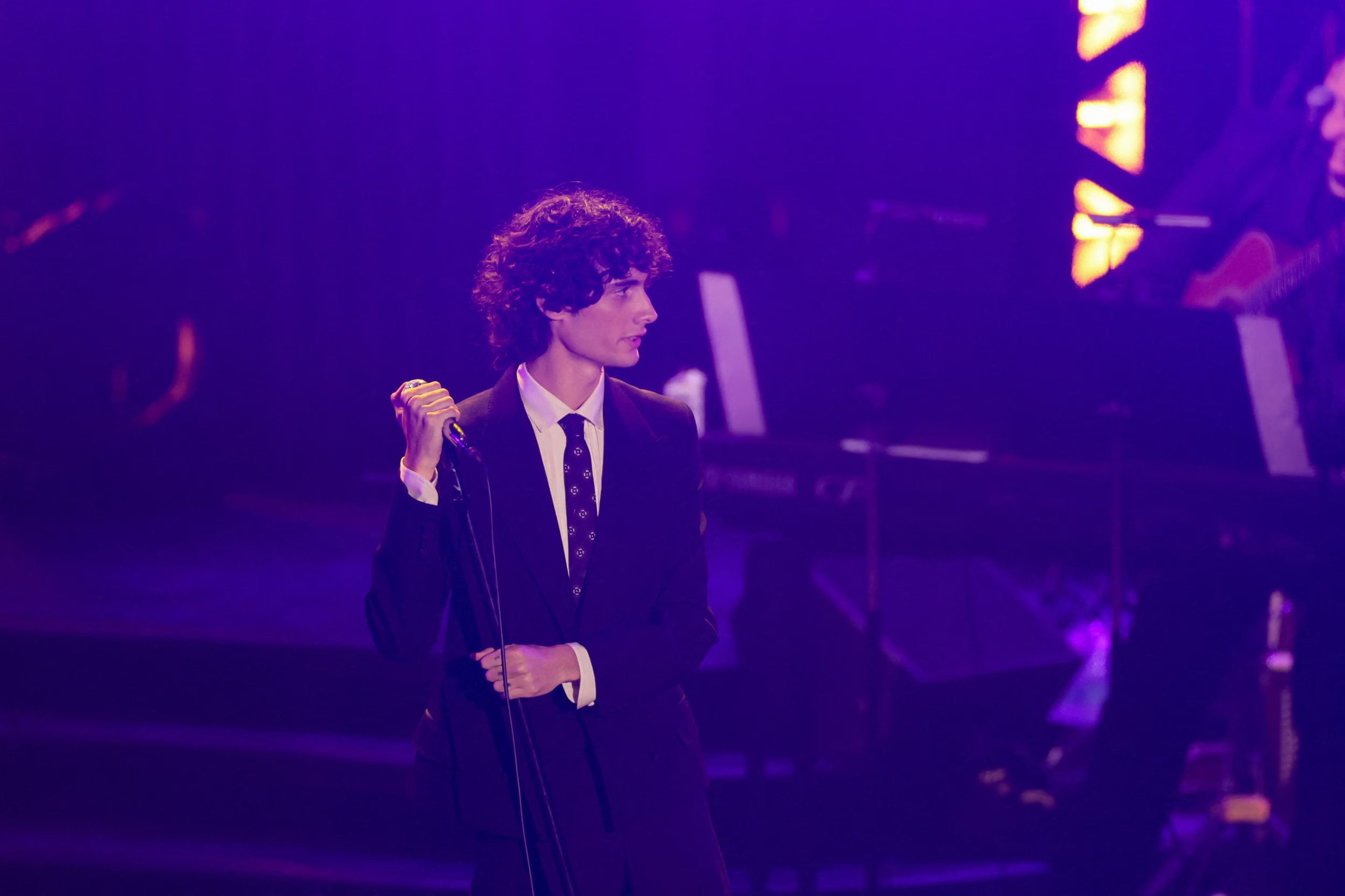 El joven cantante Sombr interpretó canciones de Taylor Swift como parte del homenaje