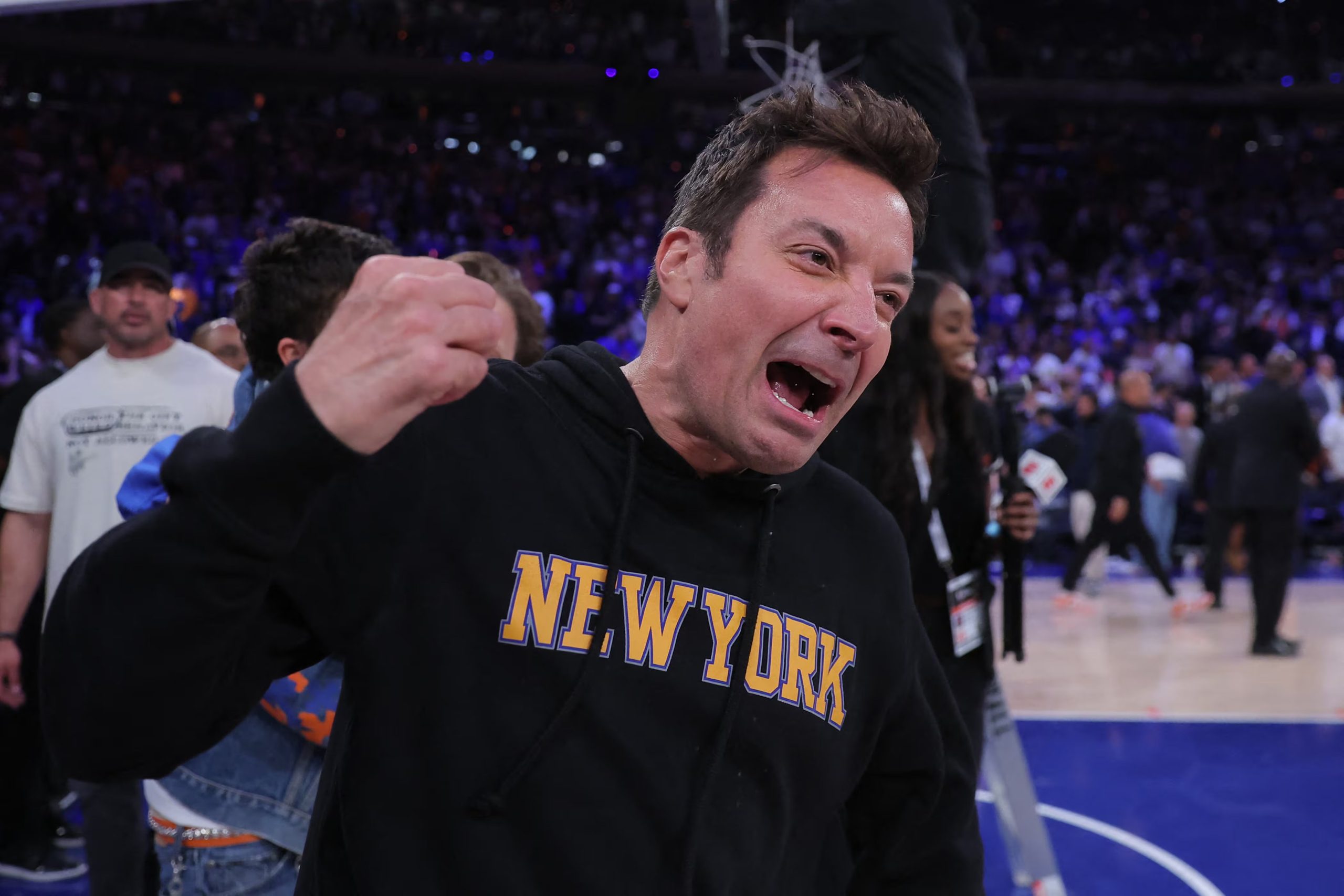 Jimmy Fallon reacciona tras la victoria de los New York Knicks sobre los San Antonio Spurs en el cuarto partido de las Finales de la NBA de 2026 en el Madison Square Garden (REUTERS/Brad Penner-Imagn Images)