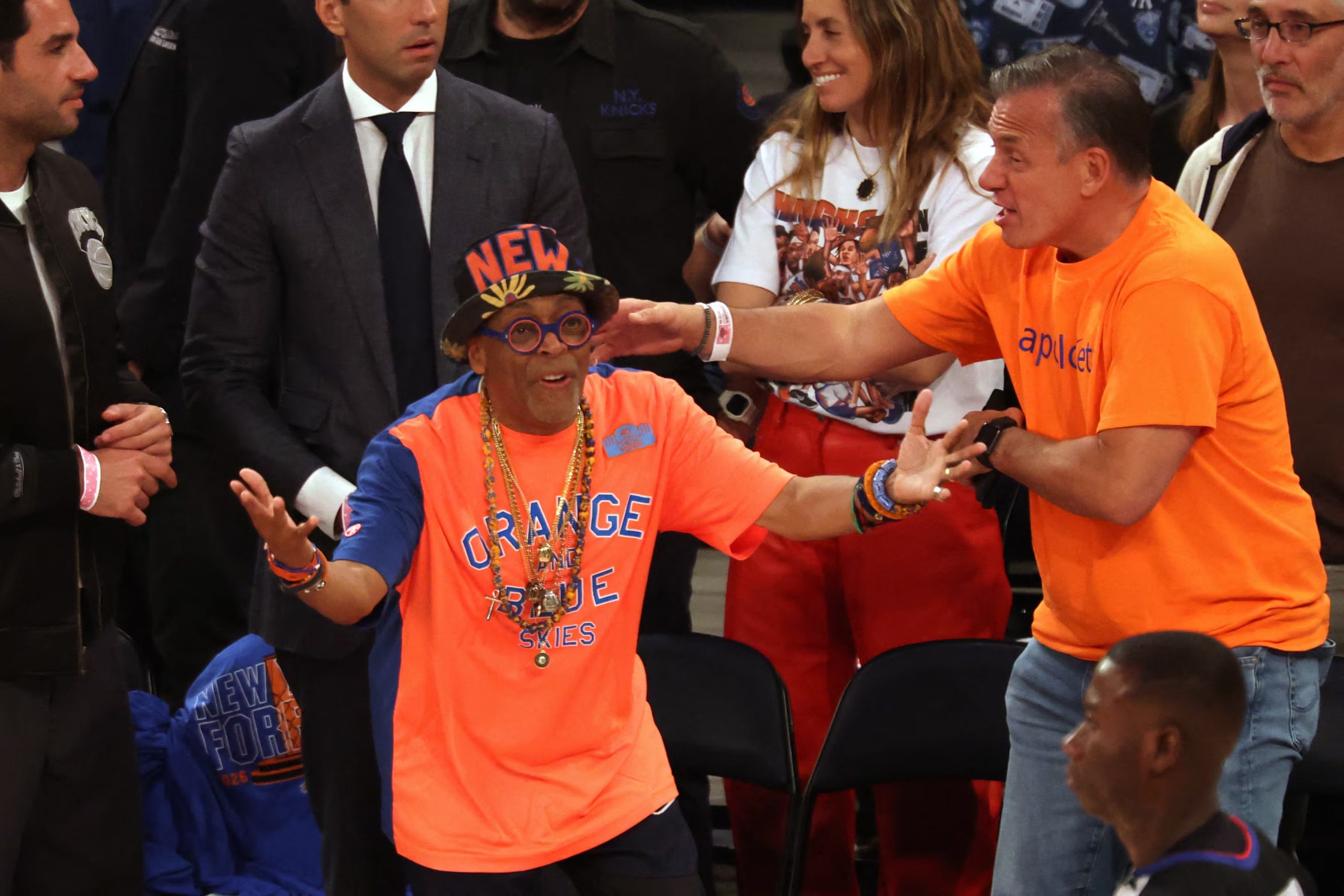 Spike Lee reacciona en el primer cuarto del partido entre los New York Knicks y los San Antonio Spurs, correspondiente al cuarto juego de las Finales de la NBA de 2026 en el Madison Square Garden (REUTERS/Geoff Burke-Imagn Images)