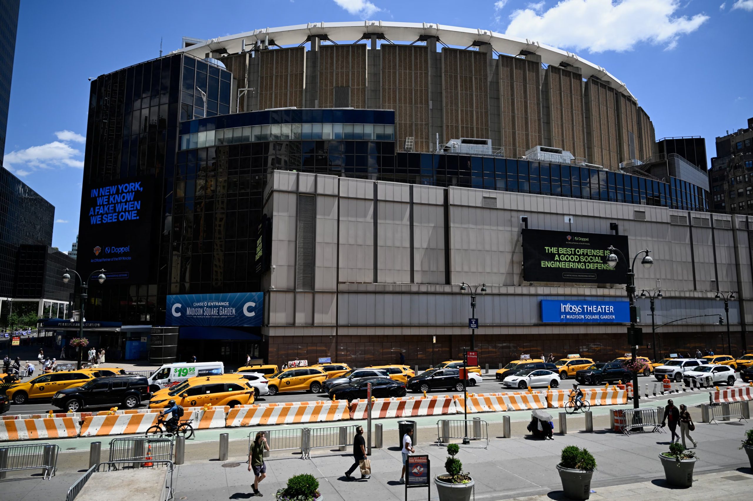 El Madison Square Garden ya se encuentra apartado para los días 2 y 3 de julio, lo que aumenta los rumores de haber sido escogido por Travis y Taylor para su boda 
REUTERS/Vincent Alban