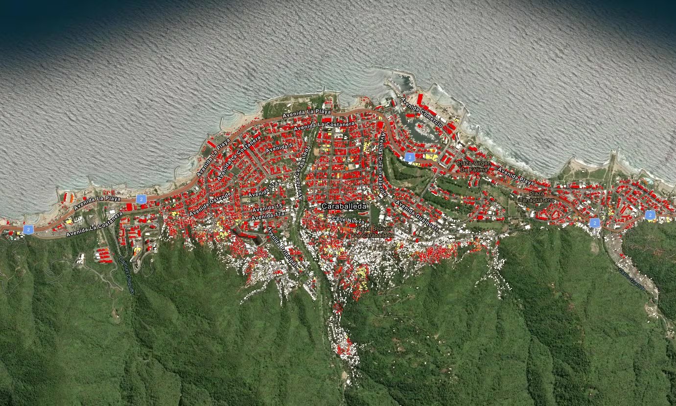 Captura de pantalla del mapa interactivo creado por del Sistema de Información Geográfica Earthdata de la NASA, que muestra en color rojo los edificios que tendrían más de un 75 % de probabilidades de estar dañados en la localidad de Caraballeda, en el Estado de La Guaira. Crédito: NASA

