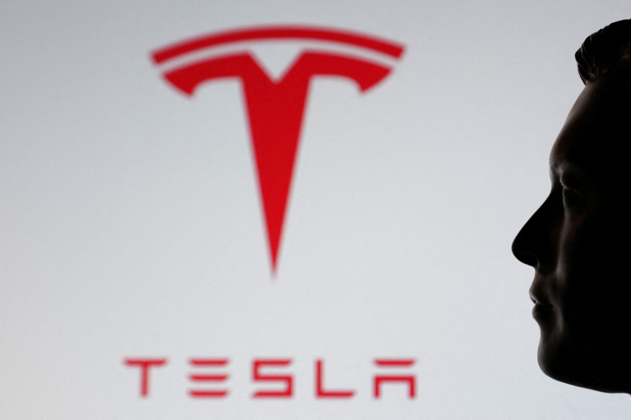 En los vehículos eléctricos de Tesla con techos de cristal, la entrada de luz solar por el parabrisas y el techo panorámico provoca la formación de zonas de aire caliente. 
REUTERS/Dado Ruvic 