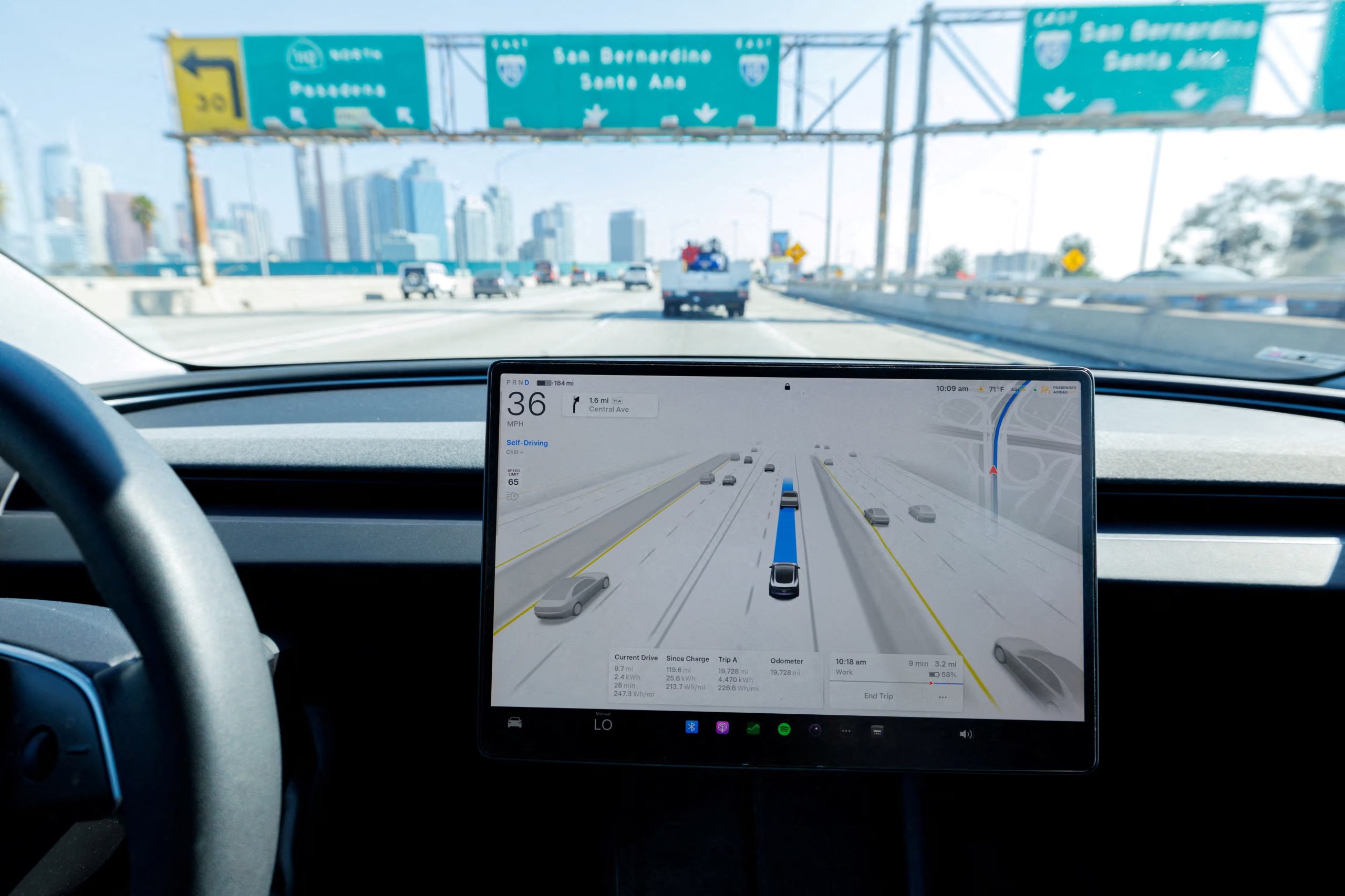 Al retomar el volante con FSD activo, la pantalla muestra un aviso que solicita el motivo de la desconexión. REUTERS/Mike Blake/File Photo To Match Special Report TESLA-FSD/SAFETY