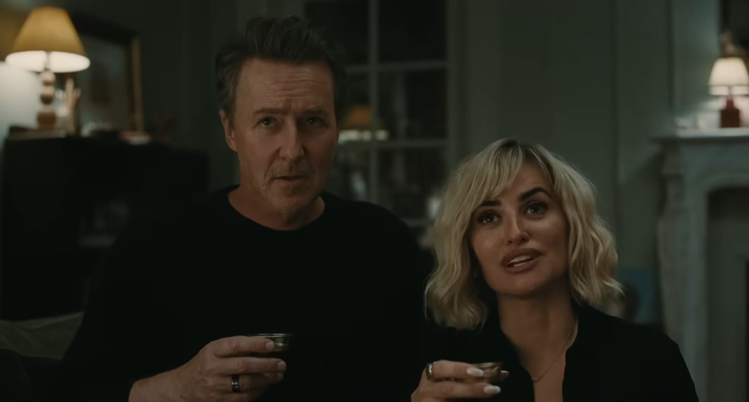Edward Norton y Penélope Cruz en 'La invitación' (A24)