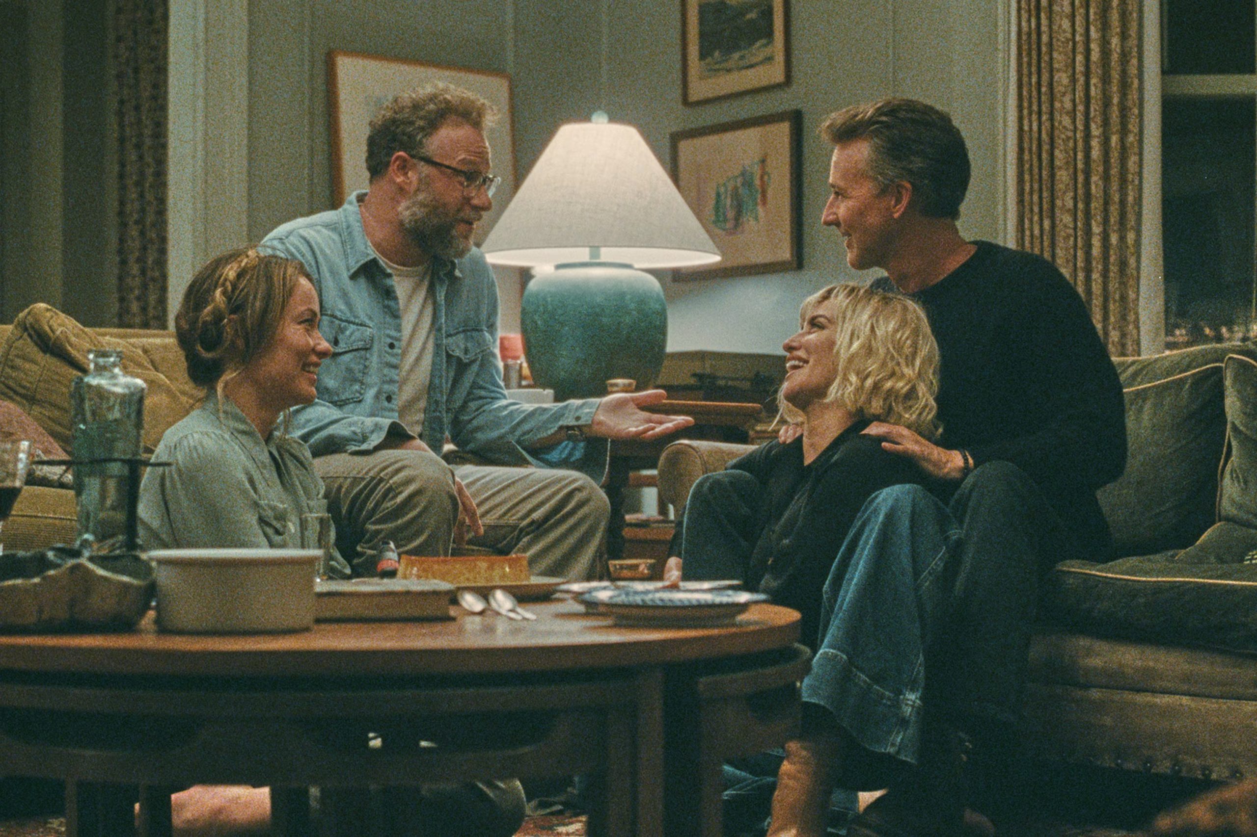 Esta imagen, difundida por A24, muestra —de izquierda a derecha— a Olivia Wilde, Seth Rogen, Penélope Cruz y Edward Norton en una escena de 'La invitación' (A24 via AP)
