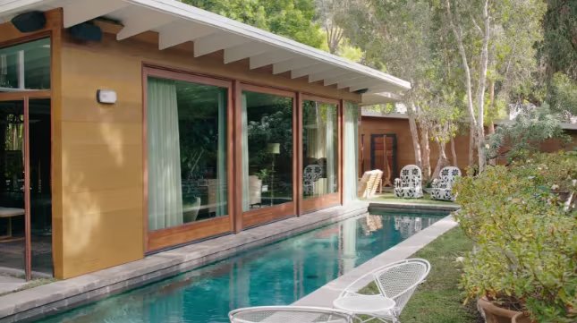 La vivienda fue diseñada en 1947 por el arquitecto Carl Maston, referente del estilo mid-century modern. (Youtube /AD Magazine)