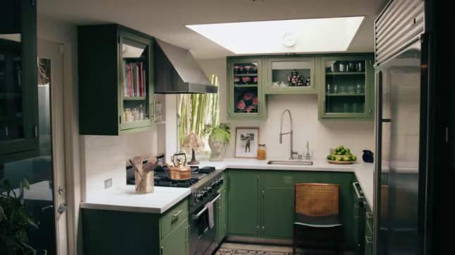 La cocina verde lima se convirtió en un detalle distintivo y muy comentado por seguidores. (Youtube /AD Magazine)