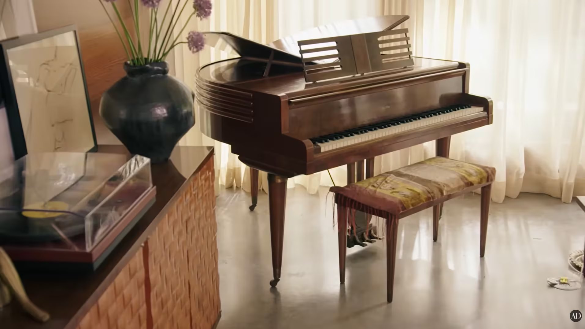 El piano Wurlitzer forma parte de los atractivos interiores de la casa y refuerza su estética vintage dentro del estilo mid-century modern. (Youtube /AD Magazine)