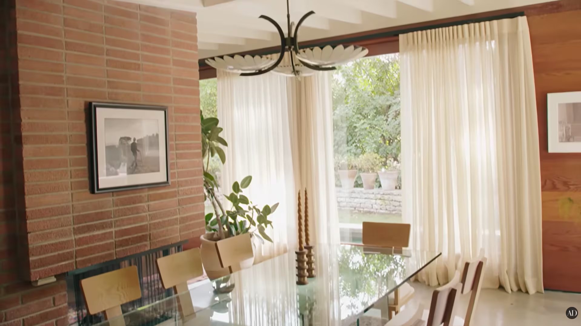 La decoración interior fue renovada con Pierce & Ward con piezas vintage y arte de época. (Youtube /AD Magazine)