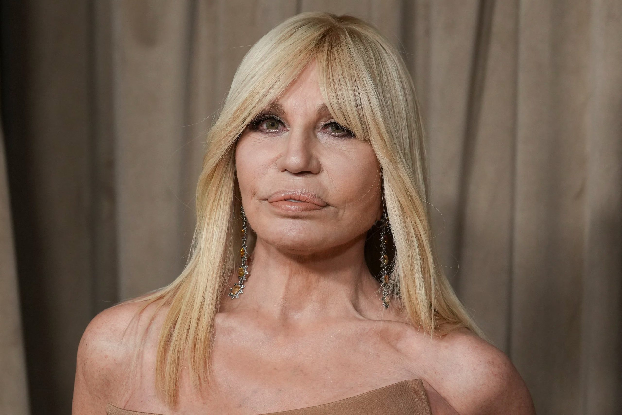 Donatella Versace diseña el vestido de boda de Dua Lipa, quien además eligió entre 26 atuendos exclusivos para la ceremonia y la fiesta (REUTERS/Maja Smiejkowska)