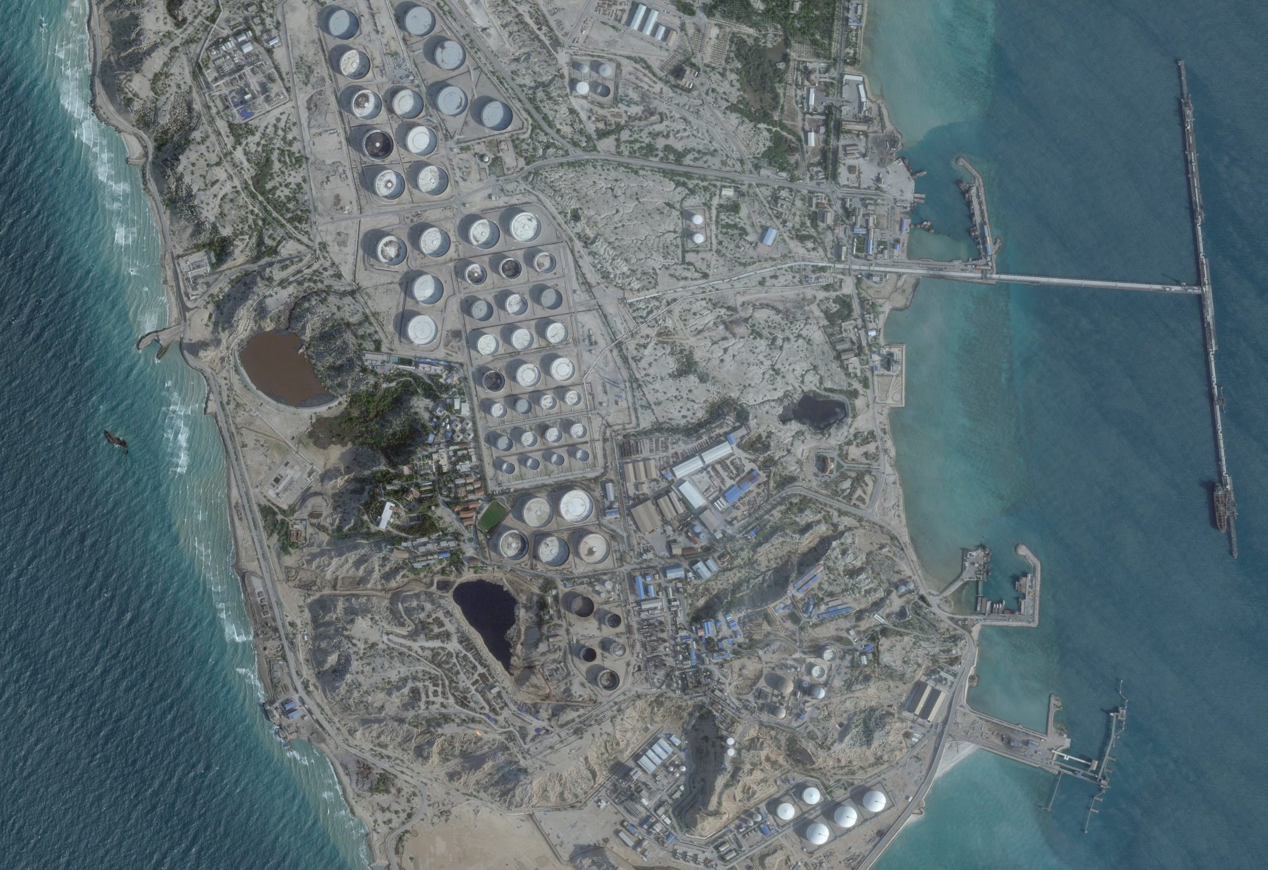 Imagen satelital de archivo muestra una terminal petrolera en la isla de Kharg (REUTERS/Archivo)