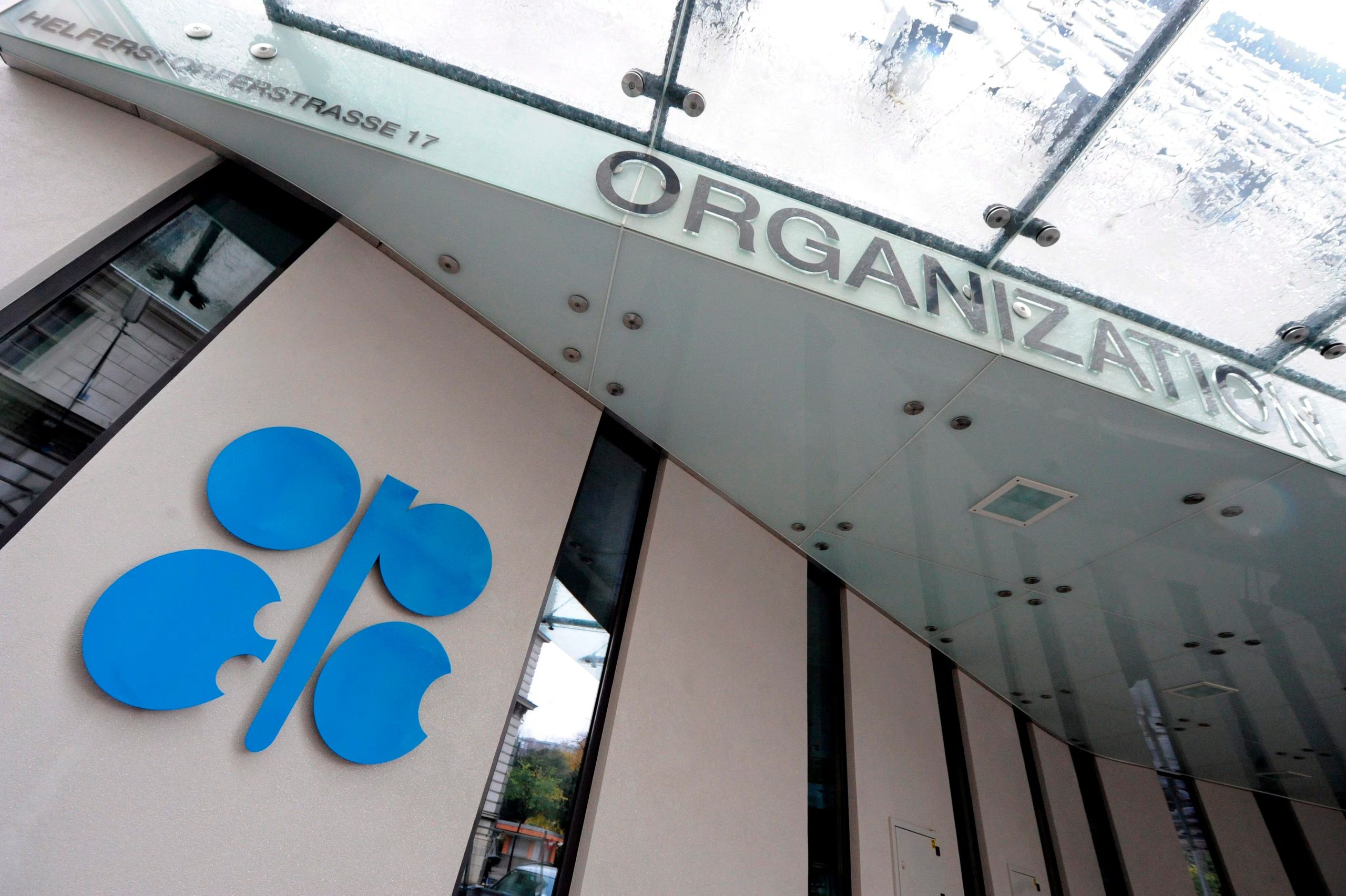 La reapertura del estrecho de Ormuz impulsó subas en los mercados internacionales y provocó una caída superior al 5% en el precio del petróleo Brent y del WTI. (EFE/ARCHIVO)
