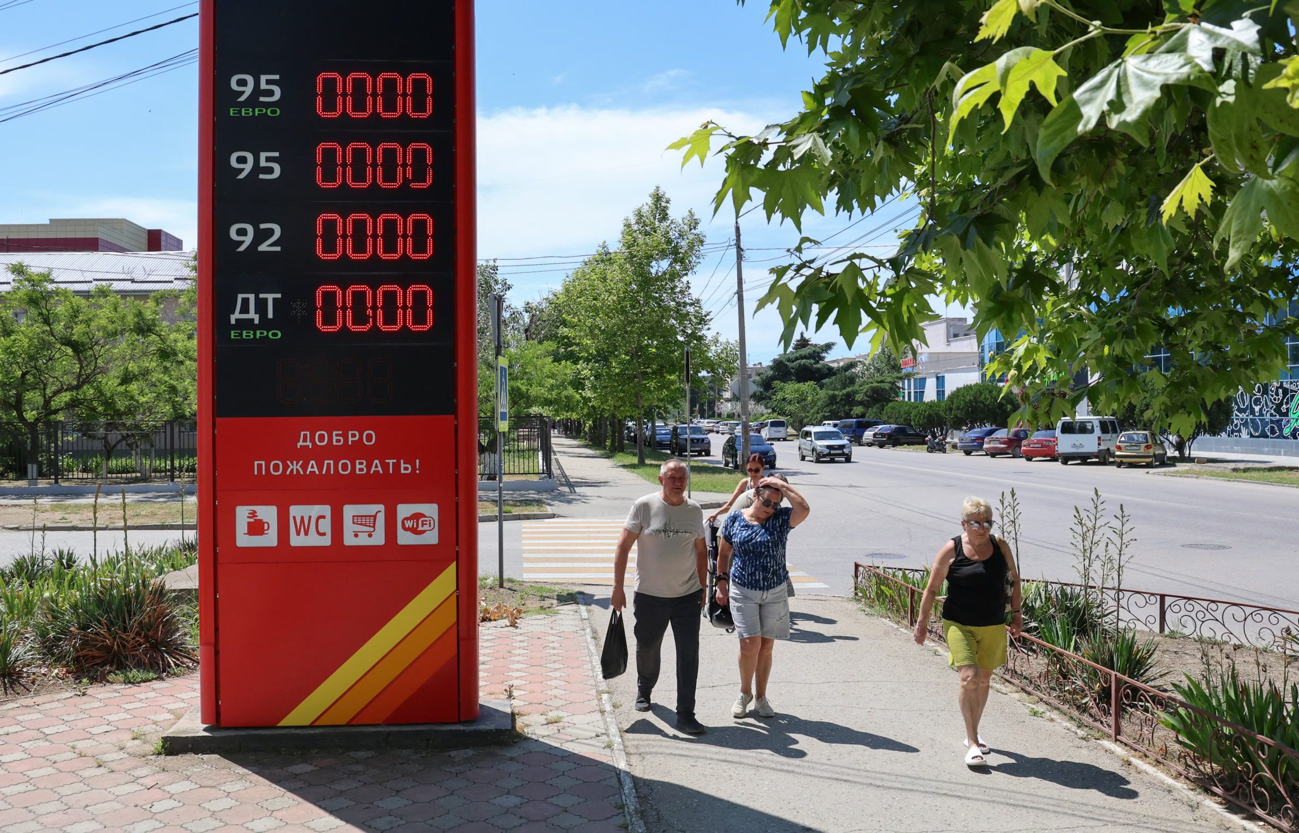 Unos peatones pasan junto a una gasolinera cerrada en Yevpatoriya, en Crimea, en medio de la crisis de combustible que enfrenta la península tras la intensificación de los ataques ucranianos con drones (REUTERS/Alexey Pavlishak, archivo)